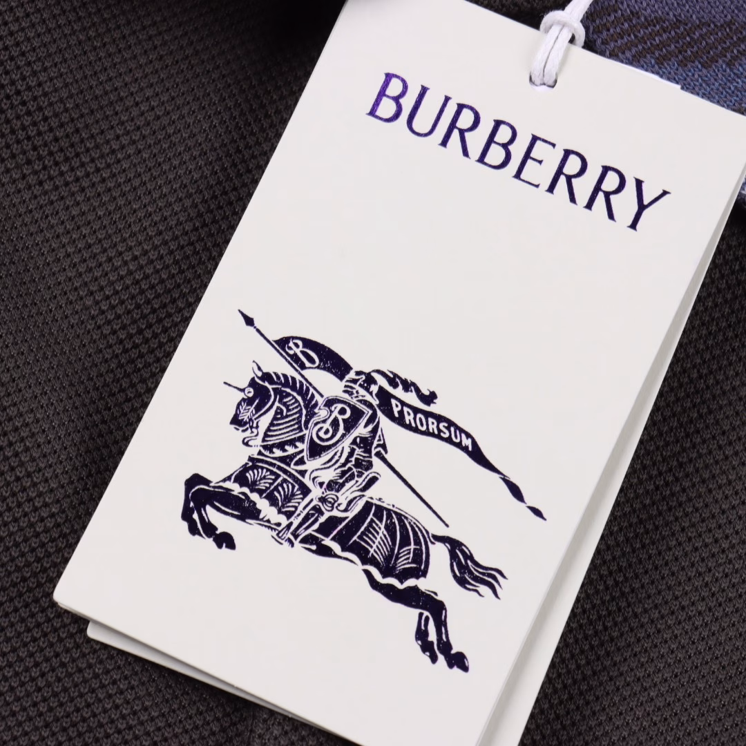 Burberry BBR Plaid Splicing Short Sleeve POLO ShirtOriginal custom 270g pique fabric, known for classic design and high-quality fabrics, using cotton pique mesh fabric produced in Italy or Portugal, some styles contain organic cotton material, both breathable and comfortable. Hem fork, custom-made encrypted plaid collar. Plaid collar, with mother-of-pearl buttons, highlights low-key luxury. Short-sleeved design is suitable for summer, navy blue, white and other colors are simple and versatile, suitable for daily leisure and business occasions.