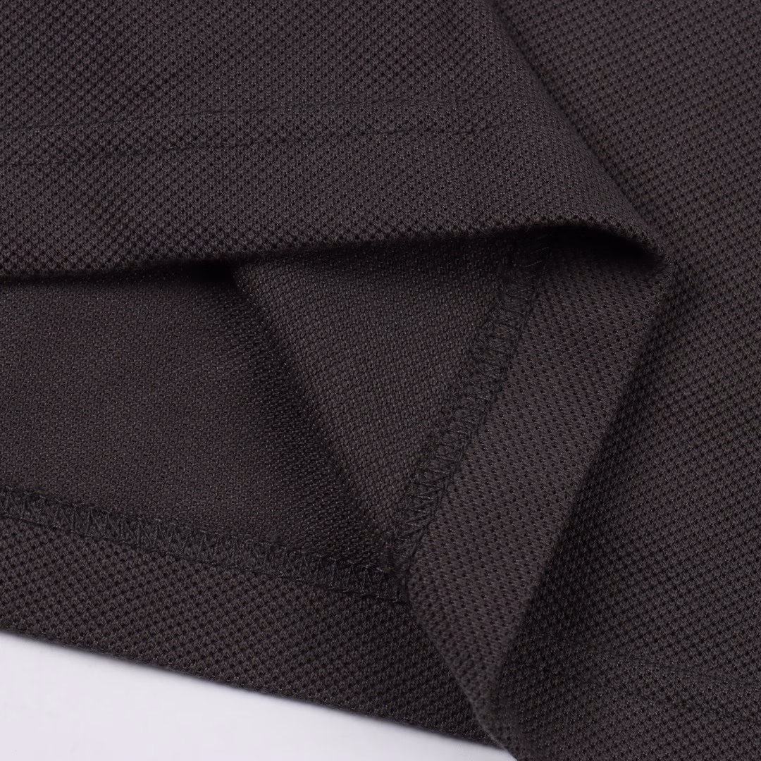 Burberry BBR Plaid Splicing Short Sleeve POLO ShirtOriginal custom 270g pique fabric, known for classic design and high-quality fabrics, using cotton pique mesh fabric produced in Italy or Portugal, some styles contain organic cotton material, both breathable and comfortable. Hem fork, custom-made encrypted plaid collar. Plaid collar, with mother-of-pearl buttons, highlights low-key luxury. Short-sleeved design is suitable for summer, navy blue, white and other colors are simple and versatile, suitable for daily leisure and business occasions.