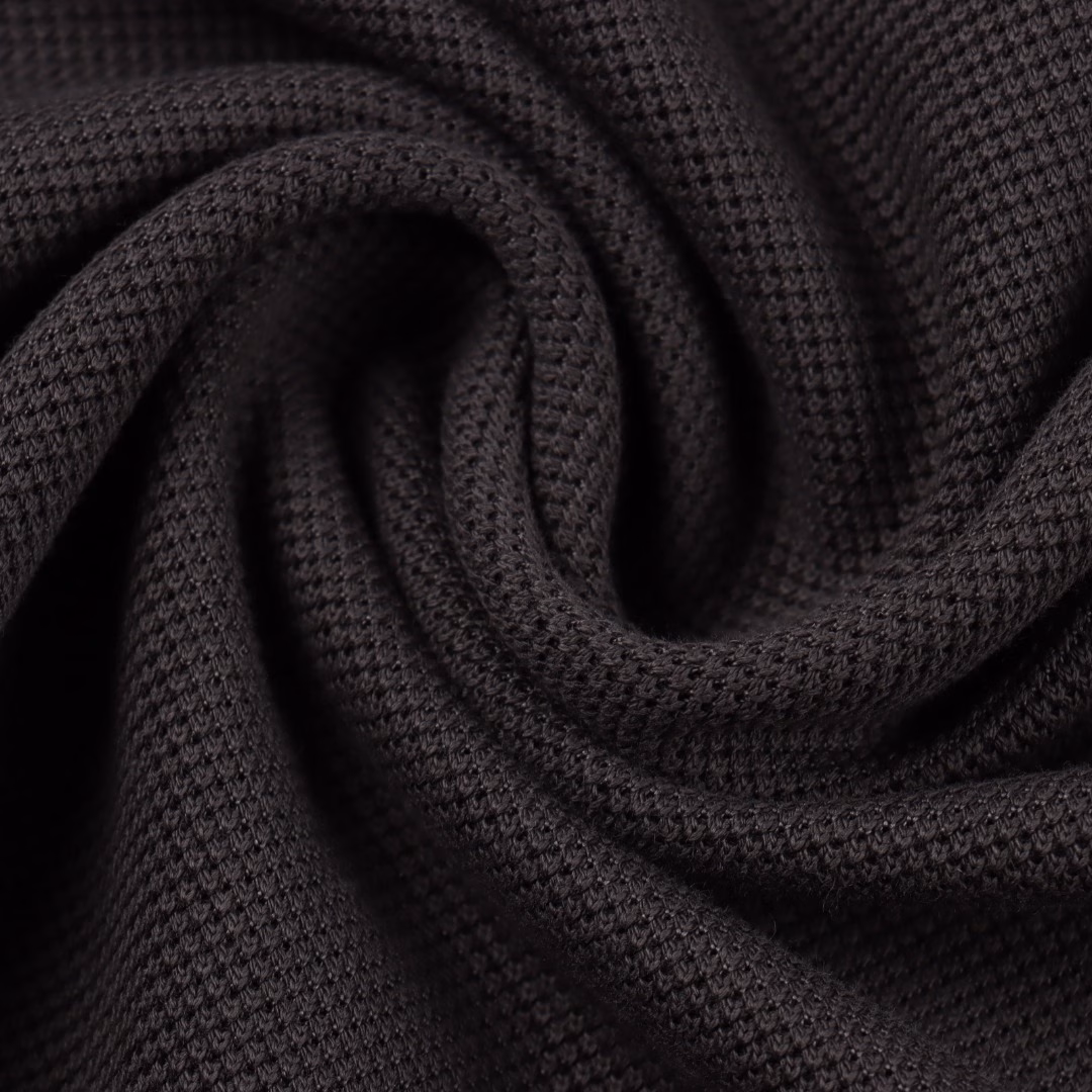 Burberry BBR Plaid Splicing Short Sleeve POLO ShirtOriginal custom 270g pique fabric, known for classic design and high-quality fabrics, using cotton pique mesh fabric produced in Italy or Portugal, some styles contain organic cotton material, both breathable and comfortable. Hem fork, custom-made encrypted plaid collar. Plaid collar, with mother-of-pearl buttons, highlights low-key luxury. Short-sleeved design is suitable for summer, navy blue, white and other colors are simple and versatile, suitable for daily leisure and business occasions.