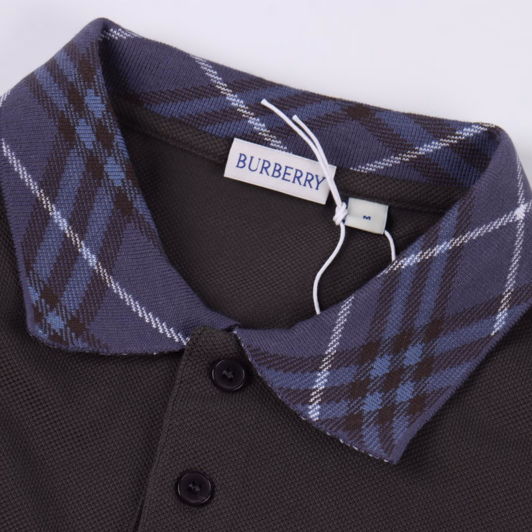 Burberry BBR Plaid Splicing Short Sleeve POLO ShirtOriginal custom 270g pique fabric, known for classic design and high-quality fabrics, using cotton pique mesh fabric produced in Italy or Portugal, some styles contain organic cotton material, both breathable and comfortable. Hem fork, custom-made encrypted plaid collar. Plaid collar, with mother-of-pearl buttons, highlights low-key luxury. Short-sleeved design is suitable for summer, navy blue, white and other colors are simple and versatile, suitable for daily leisure and business occasions.