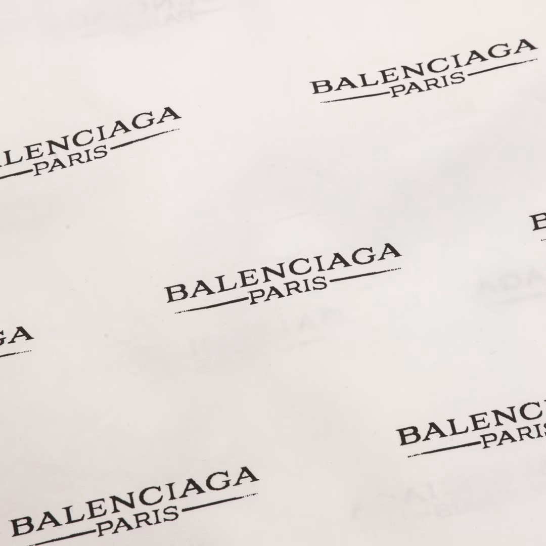 Balenciaga Letter Print Short Sleeve Shirt Short SleeveYB purchased the pattern, using customized plain cotton fabric, the fabric is comfortable and skin-friendly, breathable and sweat-absorbent, decorated with brand letter logo letter print decoration, environmentally friendly color fixation treatment, shrink-proof treatment, collar tip button fixed design, front chest patch pocket, lettering button opening and closing placket, can be matched with various types of clothing to create a fashionable look, customized accessories, three labels are complete, the same style for men and women!