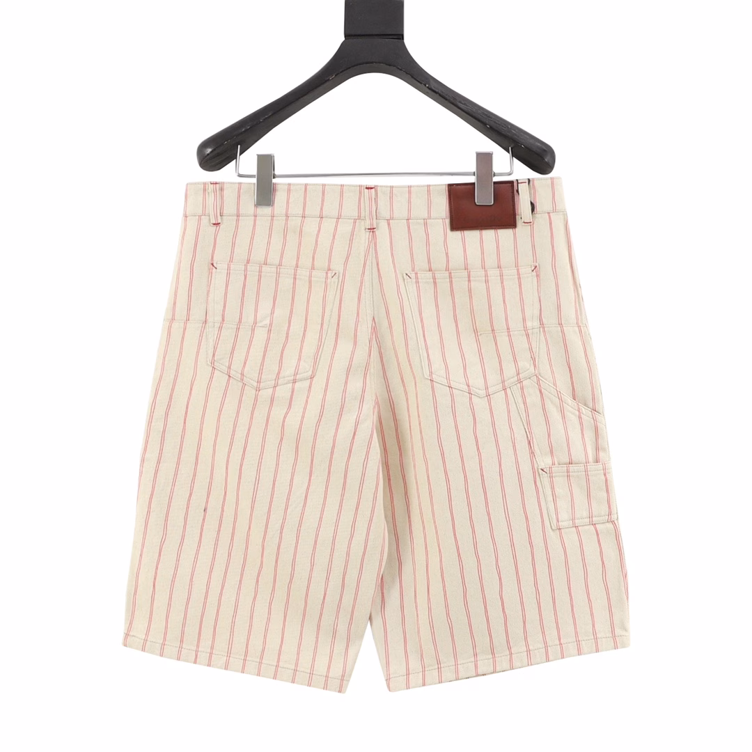 Dior 25ss pocket stripe Dio letter shorts - red lineBased on French elegance, street inspiration is injected into the new 25, with three-dimensional tailoring to reconstruct the classic silhouette, decorated with pink stripe patterns, single-breasted buttons neatly tighten the body shape, high-grade cotton blended fabric, low-key color interprets the relaxed feeling of wearing, the upper body is low-key and high-end, very beautiful boutique, the sewing machine is firm and tight, with hidden button closure, making the design more exquisite. Can be worn with daily clothing