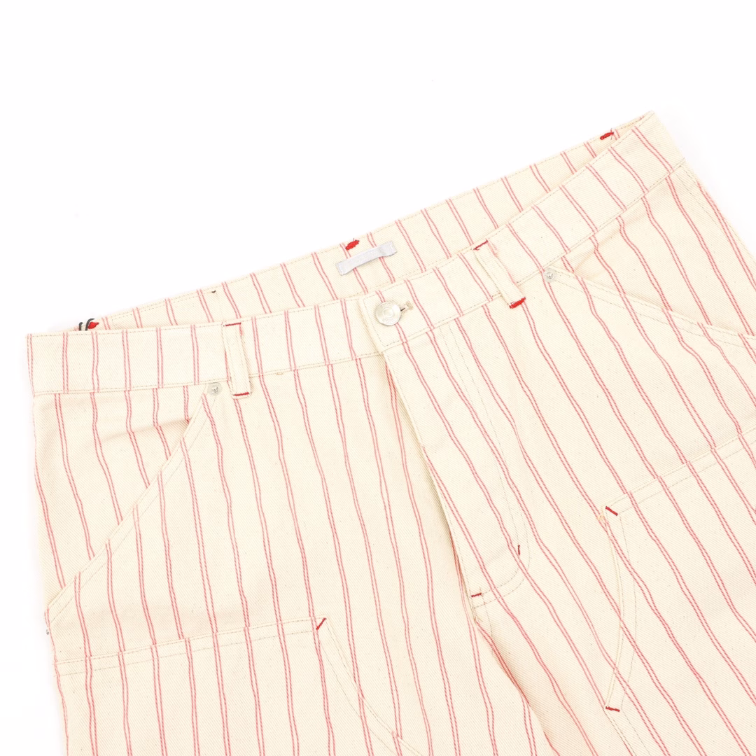Dior 25ss pocket stripe Dio letter shorts - red lineBased on French elegance, street inspiration is injected into the new 25, with three-dimensional tailoring to reconstruct the classic silhouette, decorated with pink stripe patterns, single-breasted buttons neatly tighten the body shape, high-grade cotton blended fabric, low-key color interprets the relaxed feeling of wearing, the upper body is low-key and high-end, very beautiful boutique, the sewing machine is firm and tight, with hidden button closure, making the design more exquisite. Can be worn with daily clothing