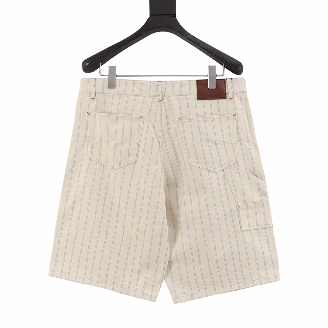 Dior 25ss pocket stripe Dio letter shorts - red lineBased on French elegance, street inspiration is injected into the new 25, with three-dimensional tailoring to reconstruct the classic silhouette, decorated with pink stripe patterns, single-breasted buttons neatly tighten the body shape, high-grade cotton blended fabric, low-key color interprets the relaxed feeling of wearing, the upper body is low-key and high-end, very beautiful boutique, the sewing machine is firm and tight, with hidden button closure, making the design more exquisite. Can be worn with daily clothing