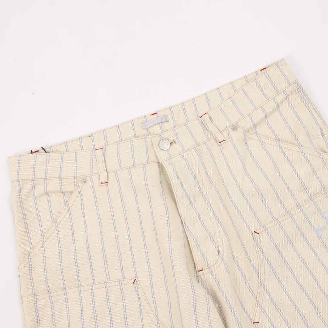 Dior 25ss pocket stripe Dio letter shorts - red lineBased on French elegance, street inspiration is injected into the new 25, with three-dimensional tailoring to reconstruct the classic silhouette, decorated with pink stripe patterns, single-breasted buttons neatly tighten the body shape, high-grade cotton blended fabric, low-key color interprets the relaxed feeling of wearing, the upper body is low-key and high-end, very beautiful boutique, the sewing machine is firm and tight, with hidden button closure, making the design more exquisite. Can be worn with daily clothing