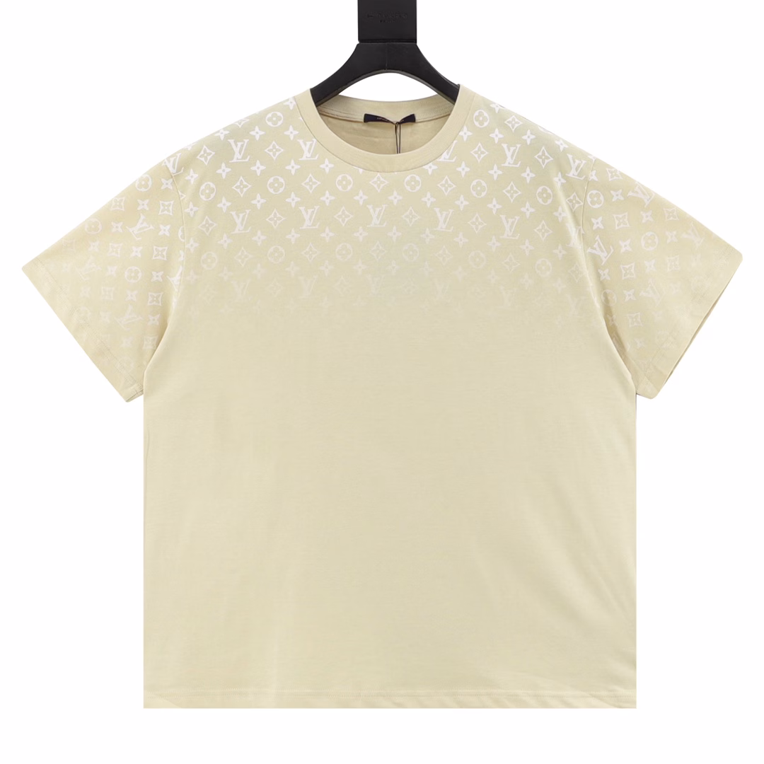 Louis Vuitton gradient full-print LOGO short-sleeved T-shirtUsing a specific organization of 30S/1*2 double yarn combed cotton plain weave, 240 grams. Imported digital printing technology, perfect color restoration, large front plate digital printing, with dropped shoulder sleeve cutting and neck chain details, exuding a fresh and leisurely style, full infrared alignment digital printing, positioning cutting ready-made clothing, exclusive single product, back collar technology, shoulder sleeve technology is exactly the same, customized with the same number washing only for the highest presentation.