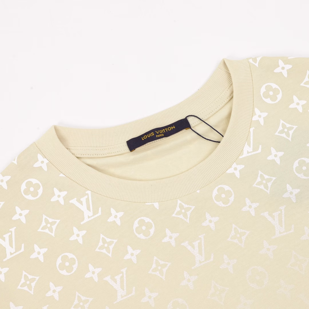 Louis Vuitton gradient full-print LOGO short-sleeved T-shirtUsing a specific organization of 30S/1*2 double yarn combed cotton plain weave, 240 grams. Imported digital printing technology, perfect color restoration, large front plate digital printing, with dropped shoulder sleeve cutting and neck chain details, exuding a fresh and leisurely style, full infrared alignment digital printing, positioning cutting ready-made clothing, exclusive single product, back collar technology, shoulder sleeve technology is exactly the same, customized with the same number washing only for the highest presentation.