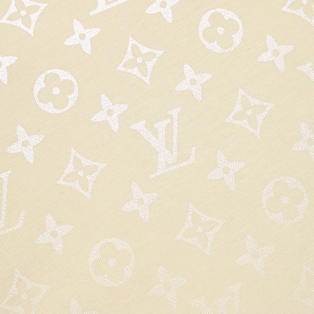 Louis Vuitton gradient full-print LOGO short-sleeved T-shirtUsing a specific organization of 30S/1*2 double yarn combed cotton plain weave, 240 grams. Imported digital printing technology, perfect color restoration, large front plate digital printing, with dropped shoulder sleeve cutting and neck chain details, exuding a fresh and leisurely style, full infrared alignment digital printing, positioning cutting ready-made clothing, exclusive single product, back collar technology, shoulder sleeve technology is exactly the same, customized with the same number washing only for the highest presentation.