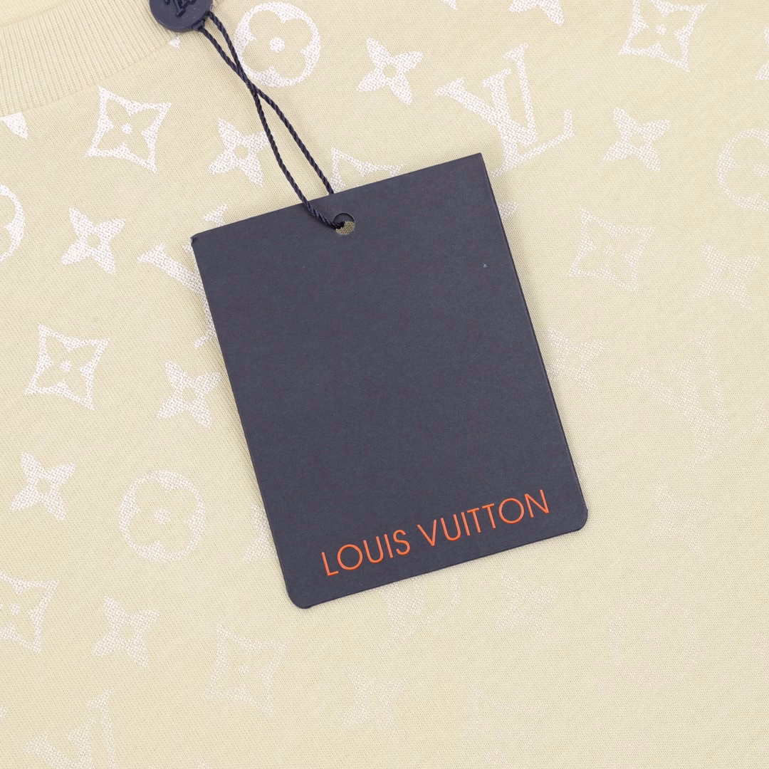 Louis Vuitton gradient full-print LOGO short-sleeved T-shirtUsing a specific organization of 30S/1*2 double yarn combed cotton plain weave, 240 grams. Imported digital printing technology, perfect color restoration, large front plate digital printing, with dropped shoulder sleeve cutting and neck chain details, exuding a fresh and leisurely style, full infrared alignment digital printing, positioning cutting ready-made clothing, exclusive single product, back collar technology, shoulder sleeve technology is exactly the same, customized with the same number washing only for the highest presentation.