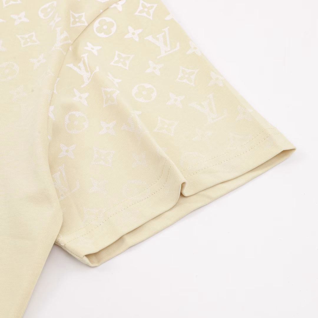 Louis Vuitton gradient full-print LOGO short-sleeved T-shirtUsing a specific organization of 30S/1*2 double yarn combed cotton plain weave, 240 grams. Imported digital printing technology, perfect color restoration, large front plate digital printing, with dropped shoulder sleeve cutting and neck chain details, exuding a fresh and leisurely style, full infrared alignment digital printing, positioning cutting ready-made clothing, exclusive single product, back collar technology, shoulder sleeve technology is exactly the same, customized with the same number washing only for the highest presentation.