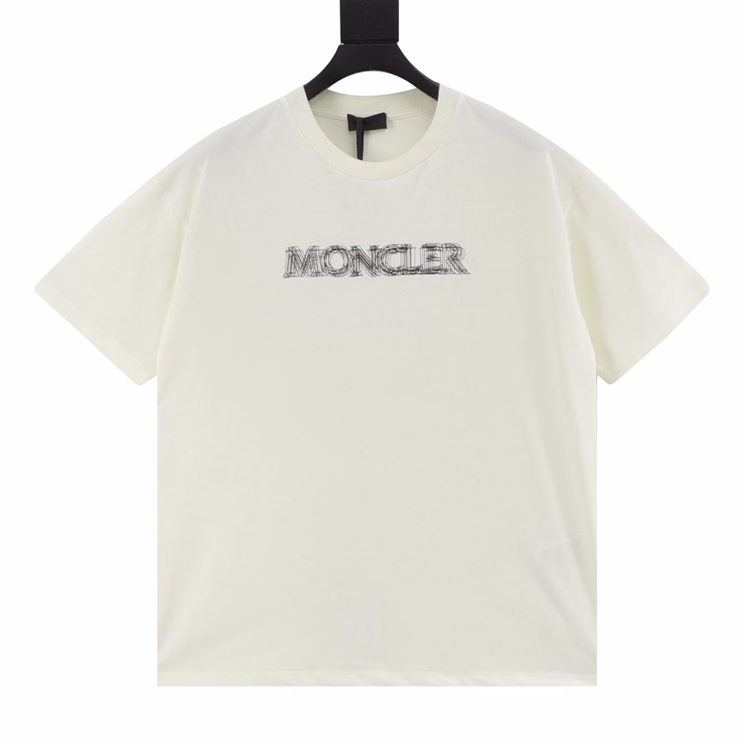 Moncler 25ss line double shadow letter print short sleevesExclusively customized 280g 32 count double yarn pure cotton fabricThe texture is very soft and comfortable. 100% of the top fabrics in the market are matched with 350g 1×1 thread. The fabric and thread are dyed in the same vat without color difference, and the thread is not easy to deform.The whole piece adopts three-needle five-thread process, the neckline, shoulder line and sleeve seam double lineThe tailoring is three-dimensional and textured, the original collar label is consistent with the washing wheat tag and the packaging is complete, so there is no pressure to enter and exit the cabinet.