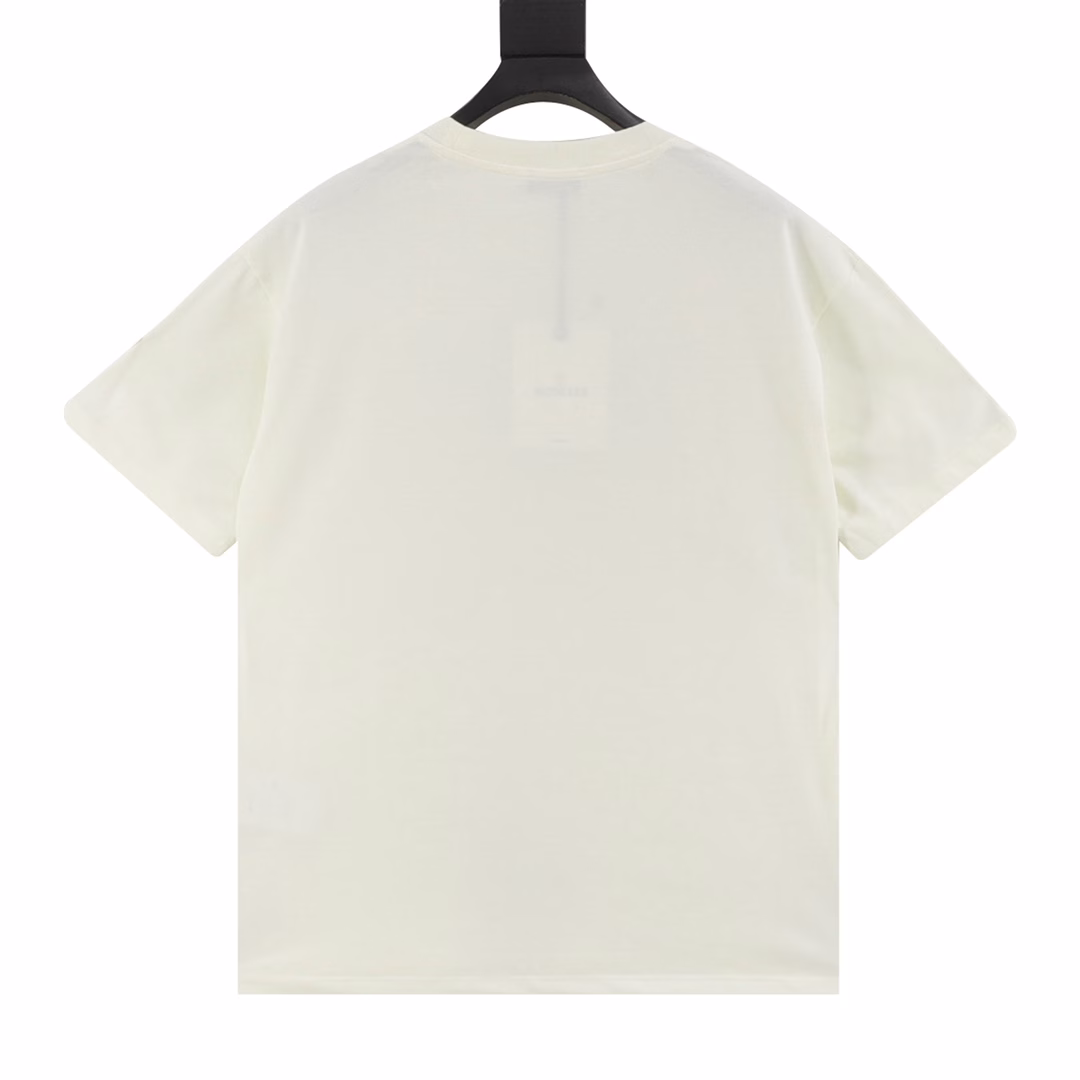 Moncler 25ss line double shadow letter print short sleevesExclusively customized 280g 32 count double yarn pure cotton fabricThe texture is very soft and comfortable. 100% of the top fabrics in the market are matched with 350g 1×1 thread. The fabric and thread are dyed in the same vat without color difference, and the thread is not easy to deform.The whole piece adopts three-needle five-thread process, the neckline, shoulder line and sleeve seam double lineThe tailoring is three-dimensional and textured, the original collar label is consistent with the washing wheat tag and the packaging is complete, so there is no pressure to enter and exit the cabinet.
