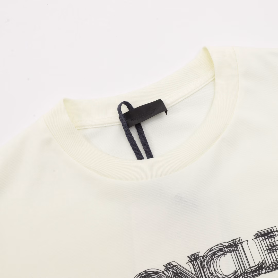 Moncler 25ss line double shadow letter print short sleevesExclusively customized 280g 32 count double yarn pure cotton fabricThe texture is very soft and comfortable. 100% of the top fabrics in the market are matched with 350g 1×1 thread. The fabric and thread are dyed in the same vat without color difference, and the thread is not easy to deform.The whole piece adopts three-needle five-thread process, the neckline, shoulder line and sleeve seam double lineThe tailoring is three-dimensional and textured, the original collar label is consistent with the washing wheat tag and the packaging is complete, so there is no pressure to enter and exit the cabinet.