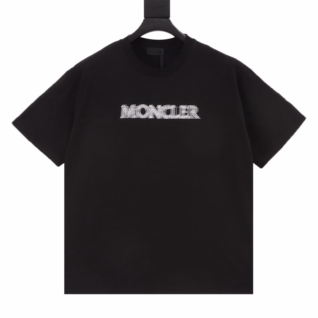 Moncler 25ss line double shadow letter print short sleevesExclusively customized 280g 32 count double yarn pure cotton fabricThe texture is very soft and comfortable. 100% of the top fabrics in the market are matched with 350g 1×1 thread. The fabric and thread are dyed in the same vat without color difference, and the thread is not easy to deform.The whole piece adopts three-needle five-thread process, the neckline, shoulder line and sleeve seam double lineThe tailoring is three-dimensional and textured, the original collar label is consistent with the washing wheat tag and the packaging is complete, so there is no pressure to enter and exit the cabinet.