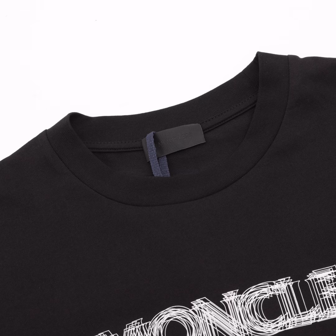 Moncler 25ss line double shadow letter print short sleevesExclusively customized 280g 32 count double yarn pure cotton fabricThe texture is very soft and comfortable. 100% of the top fabrics in the market are matched with 350g 1×1 thread. The fabric and thread are dyed in the same vat without color difference, and the thread is not easy to deform.The whole piece adopts three-needle five-thread process, the neckline, shoulder line and sleeve seam double lineThe tailoring is three-dimensional and textured, the original collar label is consistent with the washing wheat tag and the packaging is complete, so there is no pressure to enter and exit the cabinet.
