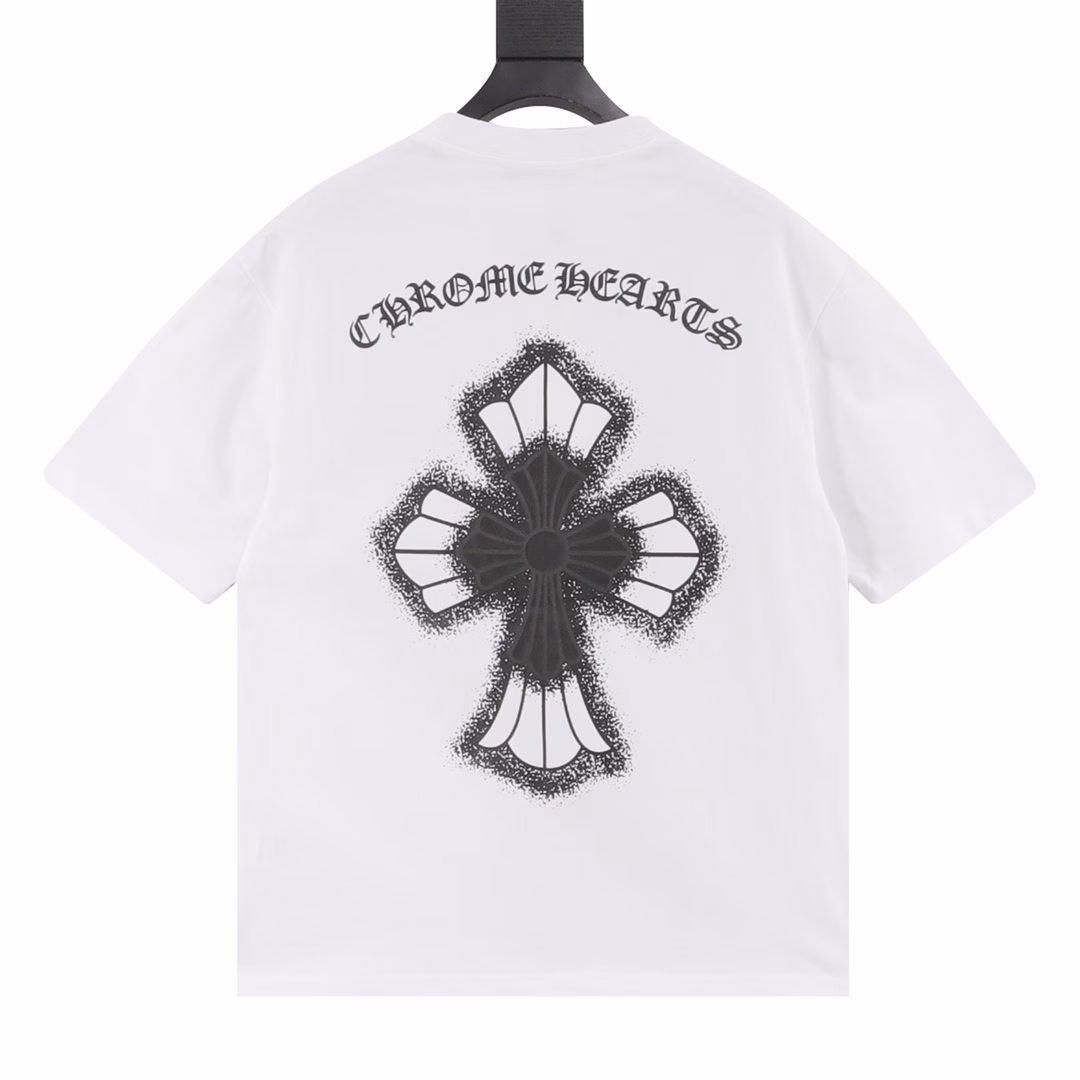 Chrome Hearts 25ss inkjet cross print short sleevesThe fabric is 280g combed cotton, customized 32 1*1 thread, the garment is washed twice, the fabric is comfortable and skin-friendly without any strange feeling, the custom-made dyed fabric has high textile density, good drape, and is not easy to deform. The thick weave plus the compact spinning process will not affect the breathability of the fabric. The color saturation is very high. It is a versatile and good-looking short sleeve. The loose version hides the flesh and makes you look thin and is not picky.