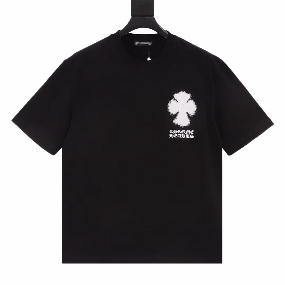 Chrome Hearts 25ss inkjet cross print short sleevesThe fabric is 280g combed cotton, customized 32 1*1 thread, the garment is washed twice, the fabric is comfortable and skin-friendly without any strange feeling, the custom-made dyed fabric has high textile density, good drape, and is not easy to deform. The thick weave plus the compact spinning process will not affect the breathability of the fabric. The color saturation is very high. It is a versatile and good-looking short sleeve. The loose version hides the flesh and makes you look thin and is not picky.