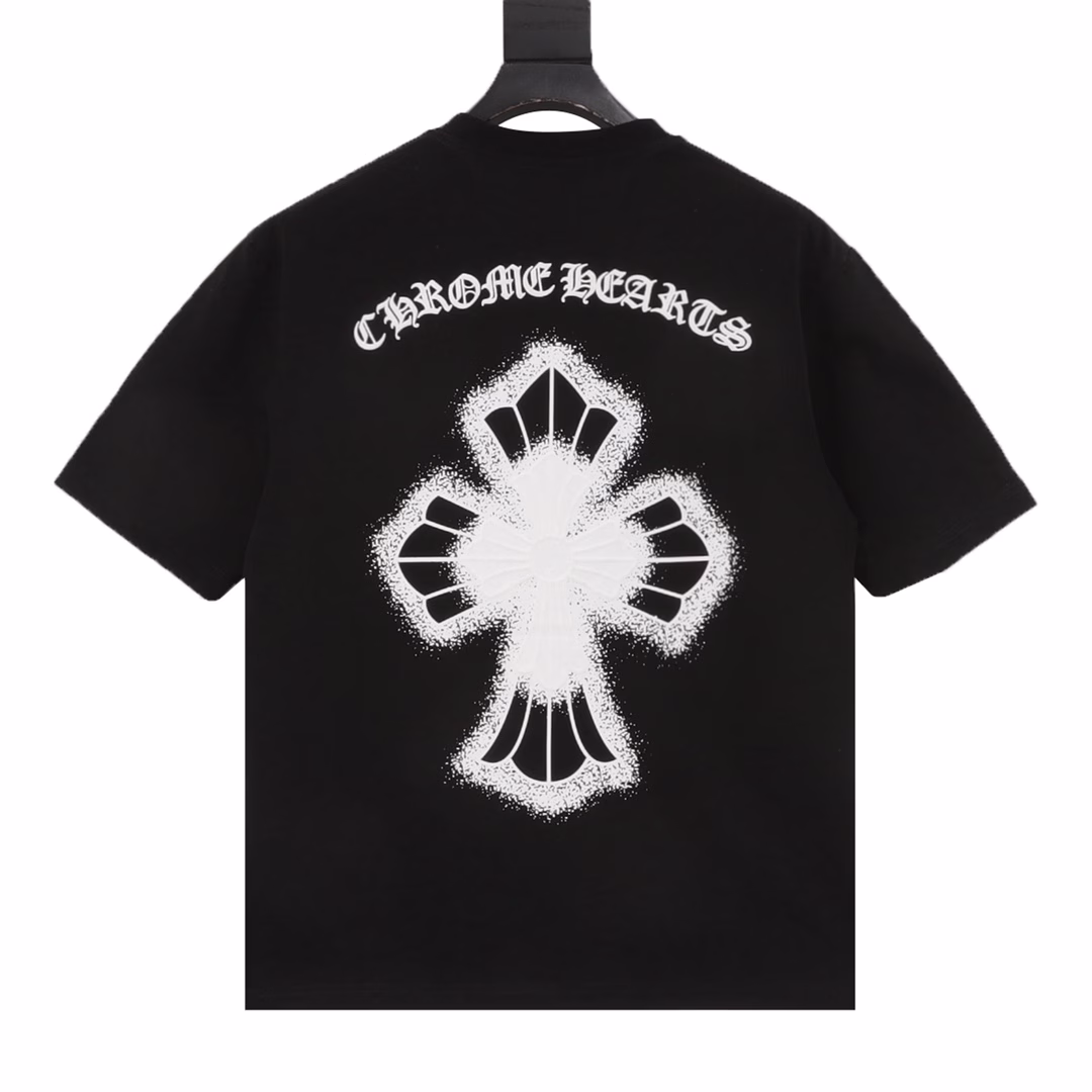 Chrome Hearts 25ss inkjet cross print short sleevesThe fabric is 280g combed cotton, customized 32 1*1 thread, the garment is washed twice, the fabric is comfortable and skin-friendly without any strange feeling, the custom-made dyed fabric has high textile density, good drape, and is not easy to deform. The thick weave plus the compact spinning process will not affect the breathability of the fabric. The color saturation is very high. It is a versatile and good-looking short sleeve. The loose version hides the flesh and makes you look thin and is not picky.