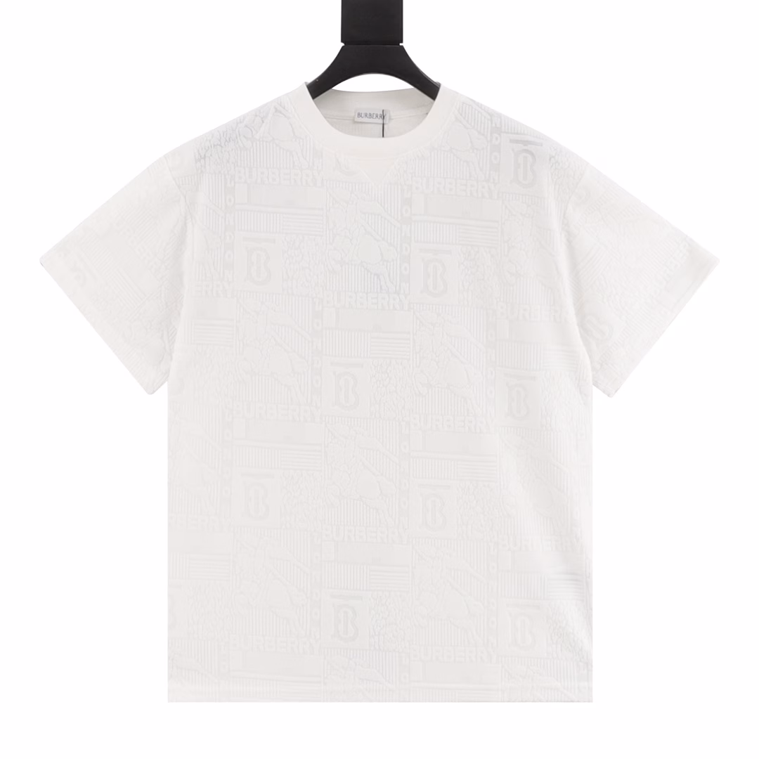 Burberry 25ss dark pattern TB warhorse towel jacquard short-sleeved T-shirtExquisite heavy craftsmanship 280g washed fabric T-shirt as the leader of the luxury industry,The ribbed round neck has become the best modification of its version, and the B family is listed on the chest as the upper body LOGO,It is also a unique pin design, using a color matching design, which highlights the texture!Black and white, the most traditional modification method plus the simplest color level contrast forms the strongest and most direct contrast,and this is often the most concise and clear minimalist modification method~~A nostalgic classic atmosphere also inadvertently spreads in this work! !Whether it is the upper body comfort or it is incomparable,It can be said to be a must-have companion in summer, with excellent breathability and comfortable wearing sense are incomparable!