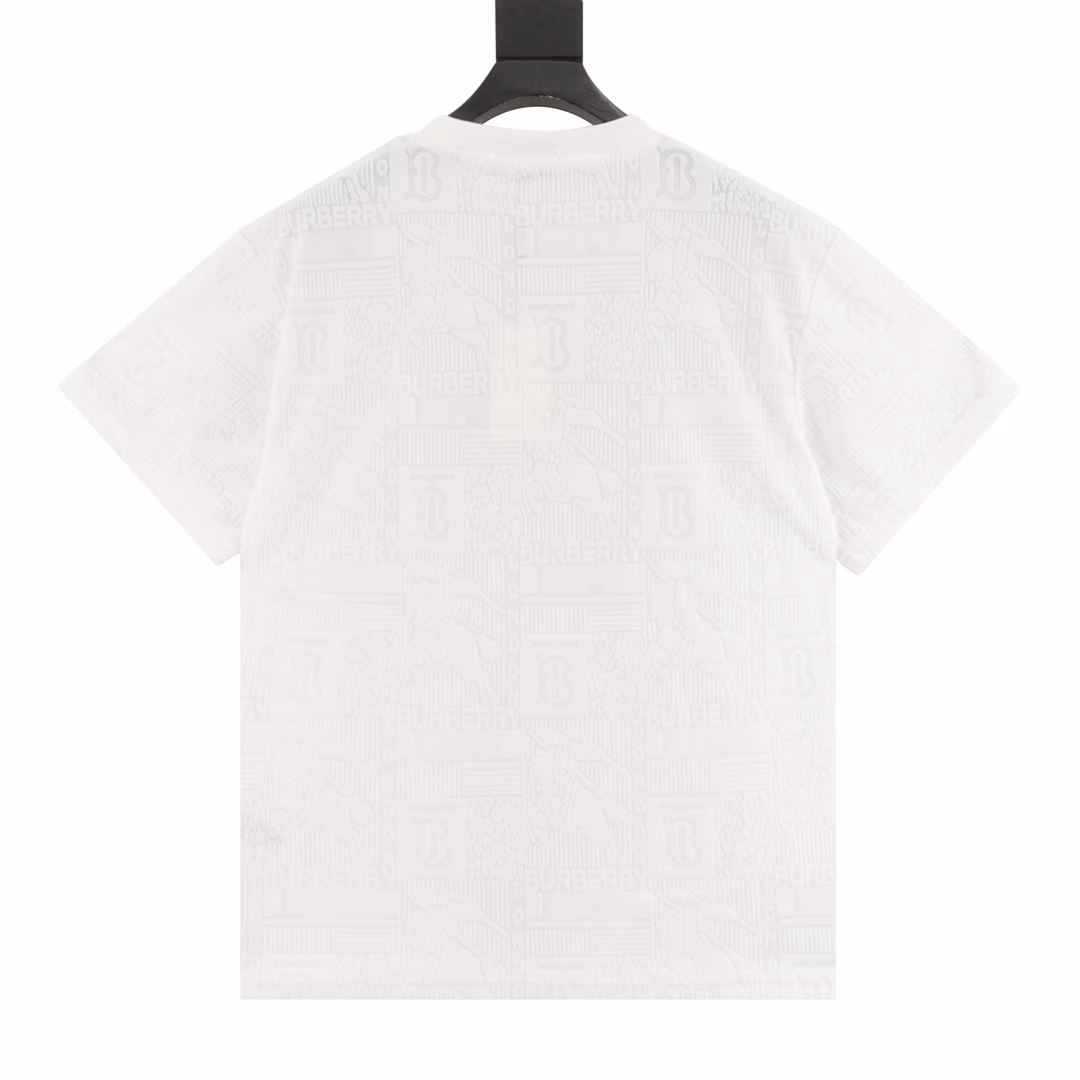 Burberry 25ss dark pattern TB warhorse towel jacquard short-sleeved T-shirtExquisite heavy craftsmanship 280g washed fabric T-shirt as the leader of the luxury industry,The ribbed round neck has become the best modification of its version, and the B family is listed on the chest as the upper body LOGO,It is also a unique pin design, using a color matching design, which highlights the texture!Black and white, the most traditional modification method plus the simplest color level contrast forms the strongest and most direct contrast,and this is often the most concise and clear minimalist modification method~~A nostalgic classic atmosphere also inadvertently spreads in this work! !Whether it is the upper body comfort or it is incomparable,It can be said to be a must-have companion in summer, with excellent breathability and comfortable wearing sense are incomparable!