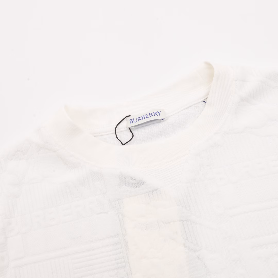 Burberry 25ss dark pattern TB warhorse towel jacquard short-sleeved T-shirtExquisite heavy craftsmanship 280g washed fabric T-shirt as the leader of the luxury industry,The ribbed round neck has become the best modification of its version, and the B family is listed on the chest as the upper body LOGO,It is also a unique pin design, using a color matching design, which highlights the texture!Black and white, the most traditional modification method plus the simplest color level contrast forms the strongest and most direct contrast,and this is often the most concise and clear minimalist modification method~~A nostalgic classic atmosphere also inadvertently spreads in this work! !Whether it is the upper body comfort or it is incomparable,It can be said to be a must-have companion in summer, with excellent breathability and comfortable wearing sense are incomparable!