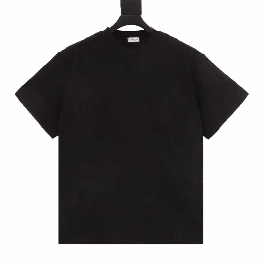 Burberry 25ss dark pattern TB warhorse towel jacquard short-sleeved T-shirtExquisite heavy craftsmanship 280g washed fabric T-shirt as the leader of the luxury industry,The ribbed round neck has become the best modification of its version, and the B family is listed on the chest as the upper body LOGO,It is also a unique pin design, using a color matching design, which highlights the texture!Black and white, the most traditional modification method plus the simplest color level contrast forms the strongest and most direct contrast,and this is often the most concise and clear minimalist modification method~~A nostalgic classic atmosphere also inadvertently spreads in this work! !Whether it is the upper body comfort or it is incomparable,It can be said to be a must-have companion in summer, with excellent breathability and comfortable wearing sense are incomparable!