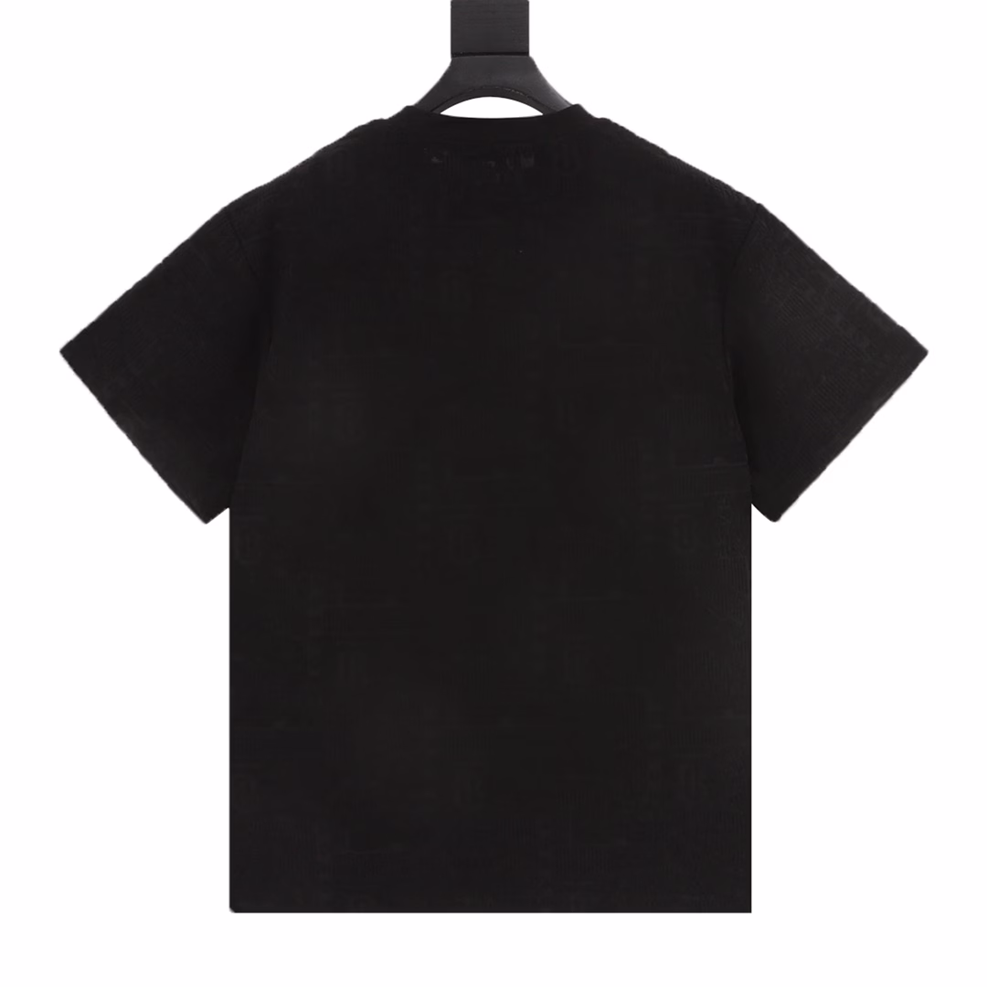 Burberry 25ss dark pattern TB warhorse towel jacquard short-sleeved T-shirtExquisite heavy craftsmanship 280g washed fabric T-shirt as the leader of the luxury industry,The ribbed round neck has become the best modification of its version, and the B family is listed on the chest as the upper body LOGO,It is also a unique pin design, using a color matching design, which highlights the texture!Black and white, the most traditional modification method plus the simplest color level contrast forms the strongest and most direct contrast,and this is often the most concise and clear minimalist modification method~~A nostalgic classic atmosphere also inadvertently spreads in this work! !Whether it is the upper body comfort or it is incomparable,It can be said to be a must-have companion in summer, with excellent breathability and comfortable wearing sense are incomparable!
