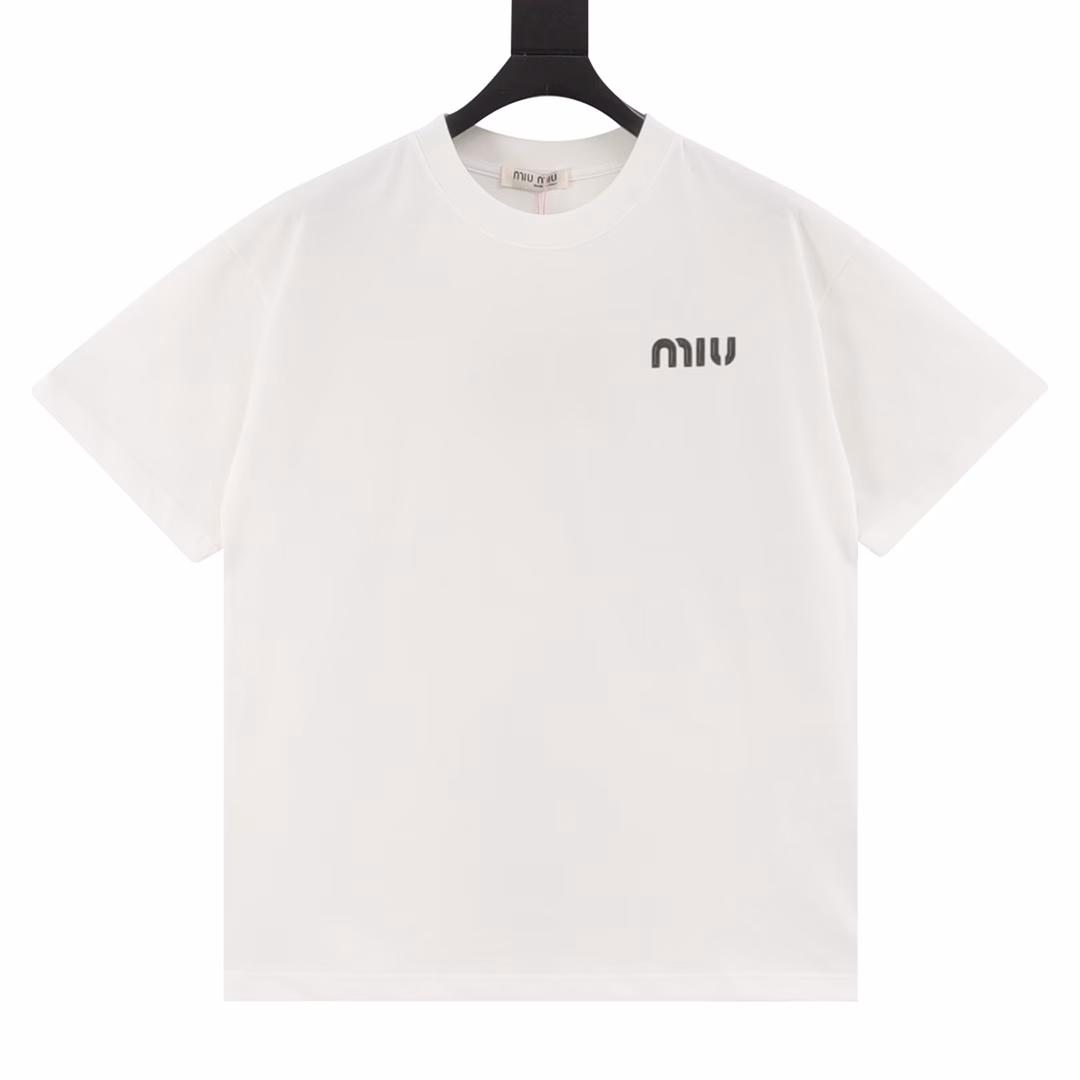 Miu Miu 25ss Letter Logo Foam Print Short Sleeve T-shirtThe fabric is made of high-weight 280g combed cotton, customized 1:1 thread, counter-level exquisite sewing,Fine workmanship, comfortable and skin-friendly fabric without any strange feeling, custom-made dyed fabric, high textile density, good drape,Not easy to deform, thick weave plus tight spinning process, will not affect the breathability of the fabric,Brand logo heavy craftsmanship design, soft touch. Comfortable to wear. Counter-level exquisite sewing. Fine workmanship.A versatile and good-looking short-sleeved loose version that hides meat and makes you look thin and does not pick people!