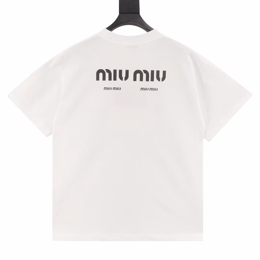 Miu Miu 25ss Letter Logo Foam Print Short Sleeve T-shirtThe fabric is made of high-weight 280g combed cotton, customized 1:1 thread, counter-level exquisite sewing,Fine workmanship, comfortable and skin-friendly fabric without any strange feeling, custom-made dyed fabric, high textile density, good drape,Not easy to deform, thick weave plus tight spinning process, will not affect the breathability of the fabric,Brand logo heavy craftsmanship design, soft touch. Comfortable to wear. Counter-level exquisite sewing. Fine workmanship.A versatile and good-looking short-sleeved loose version that hides meat and makes you look thin and does not pick people!