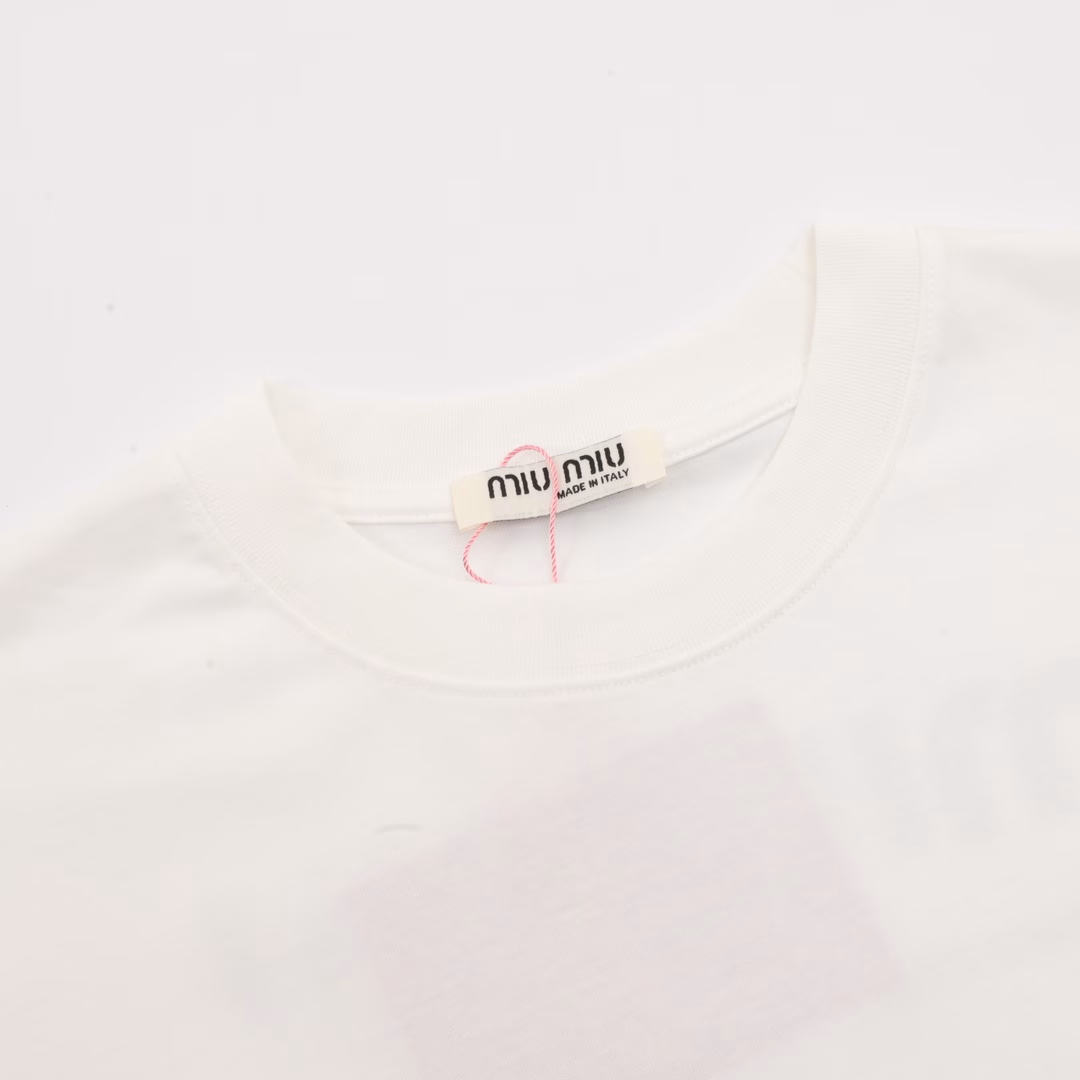 Miu Miu 25ss Letter Logo Foam Print Short Sleeve T-shirtThe fabric is made of high-weight 280g combed cotton, customized 1:1 thread, counter-level exquisite sewing,Fine workmanship, comfortable and skin-friendly fabric without any strange feeling, custom-made dyed fabric, high textile density, good drape,Not easy to deform, thick weave plus tight spinning process, will not affect the breathability of the fabric,Brand logo heavy craftsmanship design, soft touch. Comfortable to wear. Counter-level exquisite sewing. Fine workmanship.A versatile and good-looking short-sleeved loose version that hides meat and makes you look thin and does not pick people!