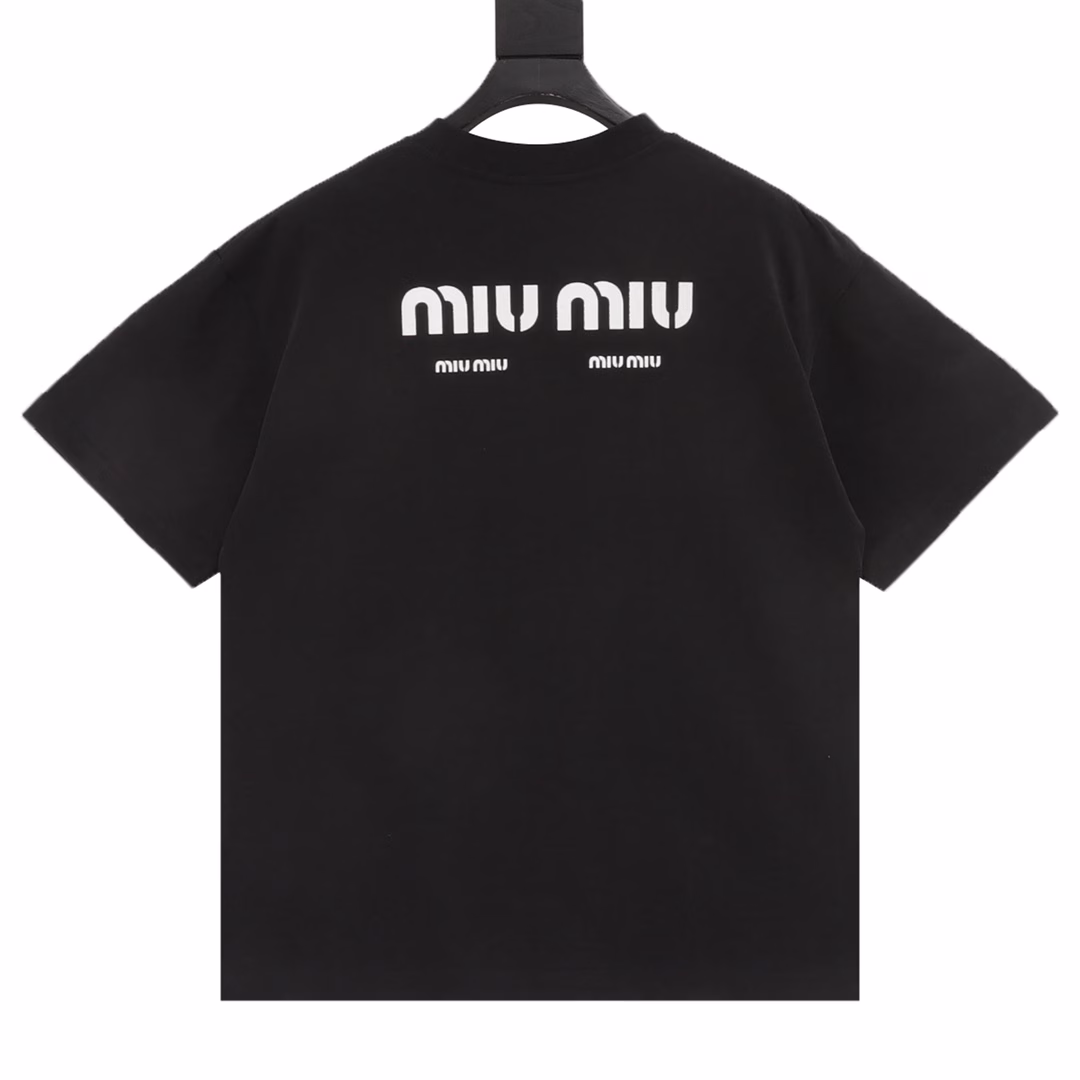 Miu Miu 25ss Letter Logo Foam Print Short Sleeve T-shirtThe fabric is made of high-weight 280g combed cotton, customized 1:1 thread, counter-level exquisite sewing,Fine workmanship, comfortable and skin-friendly fabric without any strange feeling, custom-made dyed fabric, high textile density, good drape,Not easy to deform, thick weave plus tight spinning process, will not affect the breathability of the fabric,Brand logo heavy craftsmanship design, soft touch. Comfortable to wear. Counter-level exquisite sewing. Fine workmanship.A versatile and good-looking short-sleeved loose version that hides meat and makes you look thin and does not pick people!