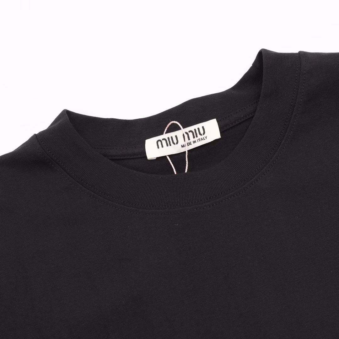 Miu Miu 25ss Letter Logo Foam Print Short Sleeve T-shirtThe fabric is made of high-weight 280g combed cotton, customized 1:1 thread, counter-level exquisite sewing,Fine workmanship, comfortable and skin-friendly fabric without any strange feeling, custom-made dyed fabric, high textile density, good drape,Not easy to deform, thick weave plus tight spinning process, will not affect the breathability of the fabric,Brand logo heavy craftsmanship design, soft touch. Comfortable to wear. Counter-level exquisite sewing. Fine workmanship.A versatile and good-looking short-sleeved loose version that hides meat and makes you look thin and does not pick people!