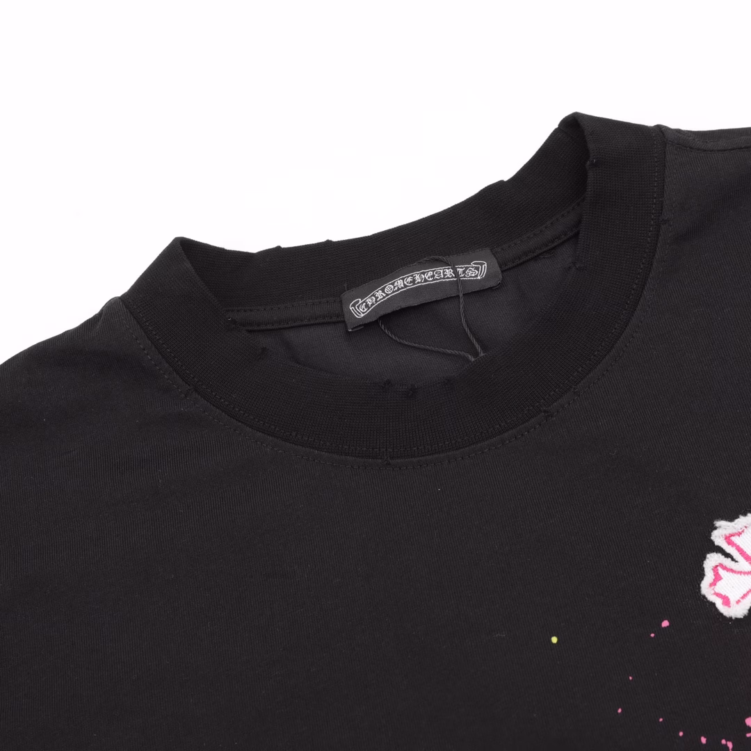 Chrome Hearts 25ss graffiti cross patch embroidery washed short-sleeved T-shirtBrand patch embroidery on the chest with brand logo embellishment, handmade patch on the back with three-dimensional embroidery and graffitiThe whole garment is extremely complex, using customized 300g double yarn fabric, extremely luxurious, original mold opening and identification collar label100% silk washing label, original hangtag, matching hanging rope, armhole matching technique