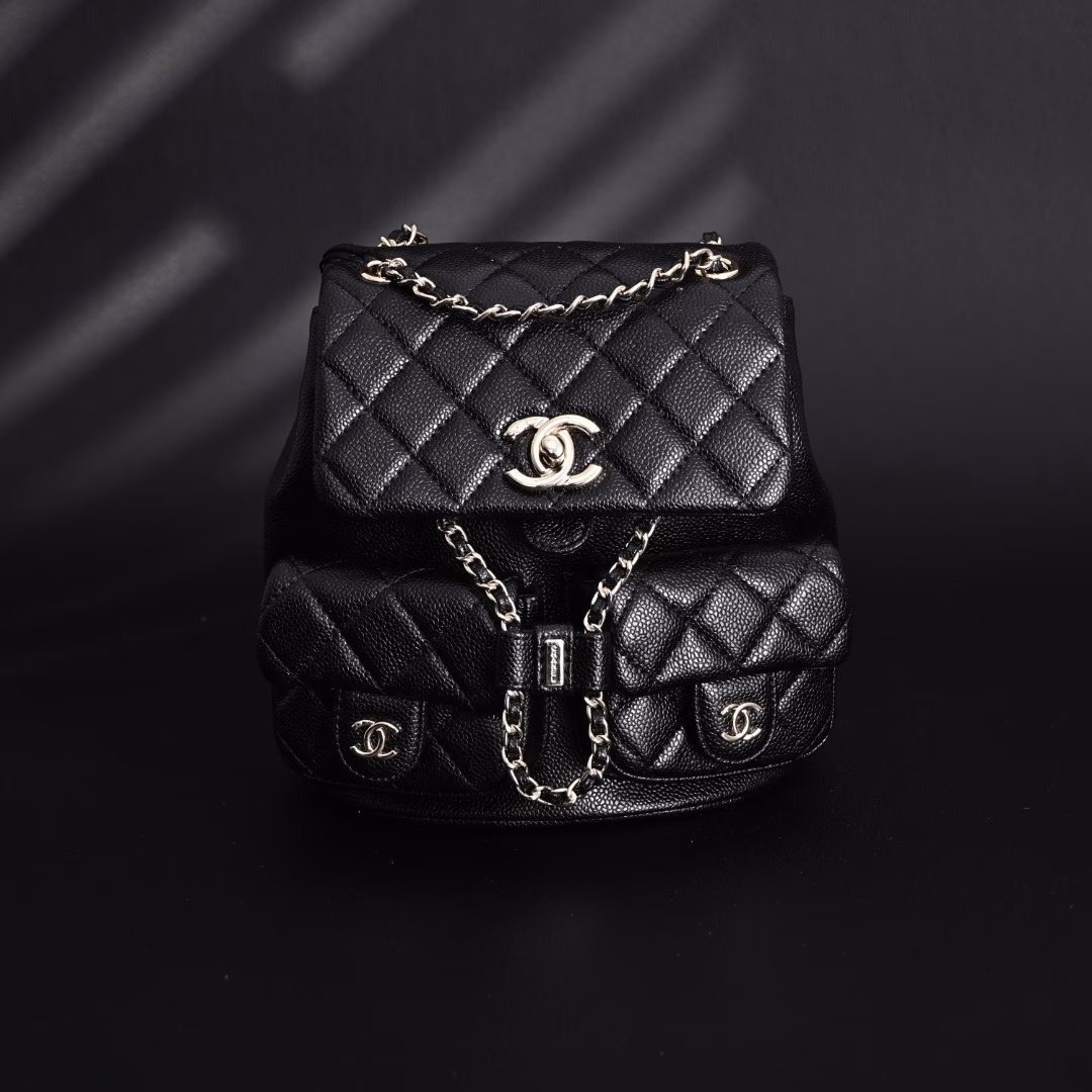Chanel Duma 24A Retro Light Gold Buckle Diamond PatternLychee Pattern Cowhide - Backpack Medium - Unisex Couple Style Black! I fell in love with this bag at first sight! I love this luxury and low-key, fashionable and practical. In every detail, it reveals a unique artistic charm and design concept. At first glance, the design of this backpack is simple and atmospheric, but unique design elements are injected into every corner, which makes people stop and appreciate it. …Its capacity is large enough to hold, but it will not look bulky, so that you can meet your daily needs while pursuing fashion. Whether it is work or leisure, this backpack can make you cope with it easily. It is not only a bag, but also your fashion label. It can perfectly set off your temperament and make you shine in any occasion. Owning this backpack is like having a secret weapon that can make you shine in any occasion.