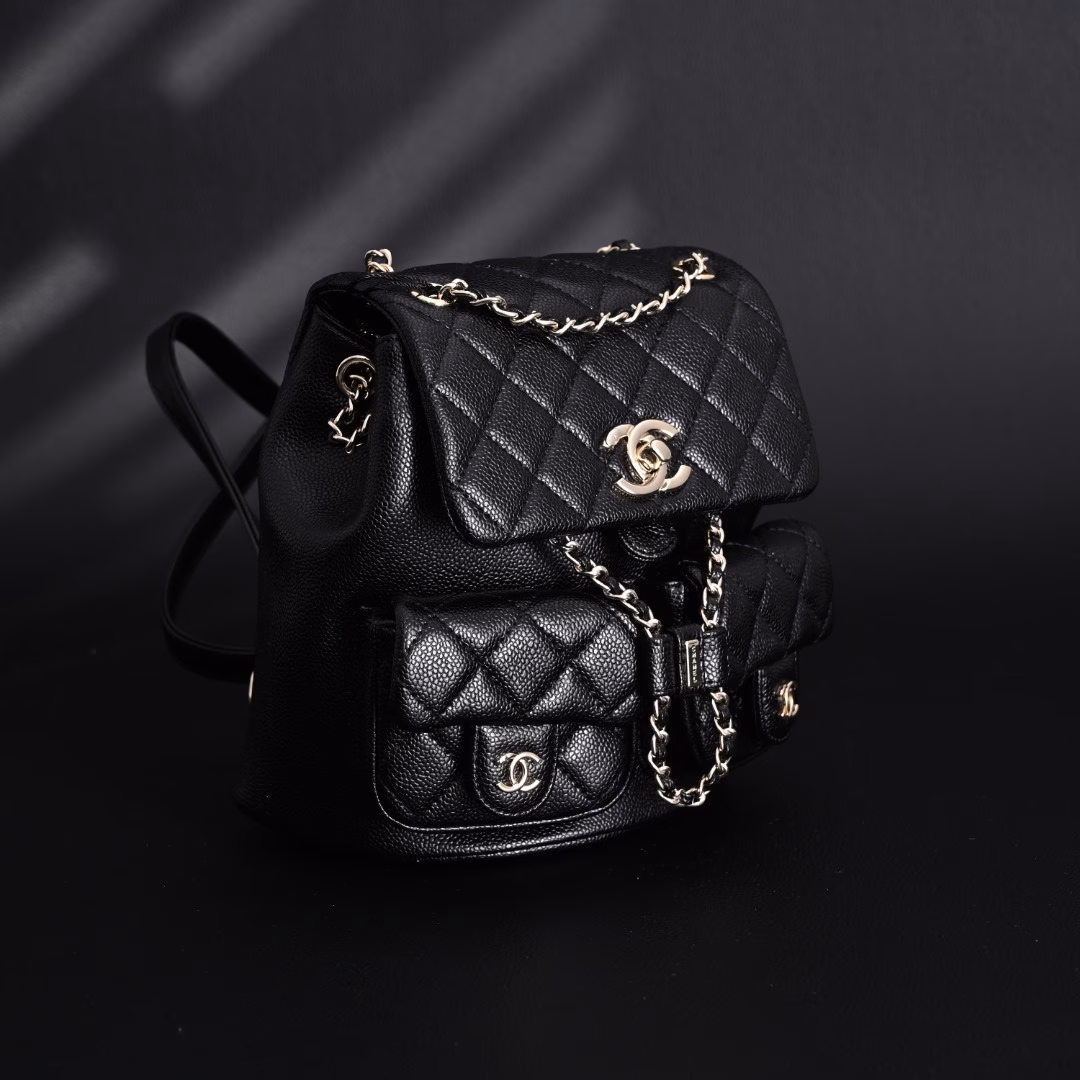 Chanel Duma 24A Retro Light Gold Buckle Diamond PatternLychee Pattern Cowhide - Backpack Medium - Unisex Couple Style Black! I fell in love with this bag at first sight! I love this luxury and low-key, fashionable and practical. In every detail, it reveals a unique artistic charm and design concept. At first glance, the design of this backpack is simple and atmospheric, but unique design elements are injected into every corner, which makes people stop and appreciate it. …Its capacity is large enough to hold, but it will not look bulky, so that you can meet your daily needs while pursuing fashion. Whether it is work or leisure, this backpack can make you cope with it easily. It is not only a bag, but also your fashion label. It can perfectly set off your temperament and make you shine in any occasion. Owning this backpack is like having a secret weapon that can make you shine in any occasion.