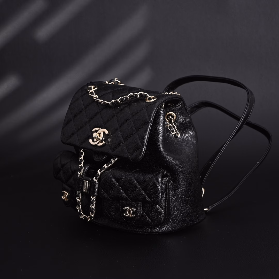 Chanel Duma 24A Retro Light Gold Buckle Diamond PatternLychee Pattern Cowhide - Backpack Medium - Unisex Couple Style Black! I fell in love with this bag at first sight! I love this luxury and low-key, fashionable and practical. In every detail, it reveals a unique artistic charm and design concept. At first glance, the design of this backpack is simple and atmospheric, but unique design elements are injected into every corner, which makes people stop and appreciate it. …Its capacity is large enough to hold, but it will not look bulky, so that you can meet your daily needs while pursuing fashion. Whether it is work or leisure, this backpack can make you cope with it easily. It is not only a bag, but also your fashion label. It can perfectly set off your temperament and make you shine in any occasion. Owning this backpack is like having a secret weapon that can make you shine in any occasion.