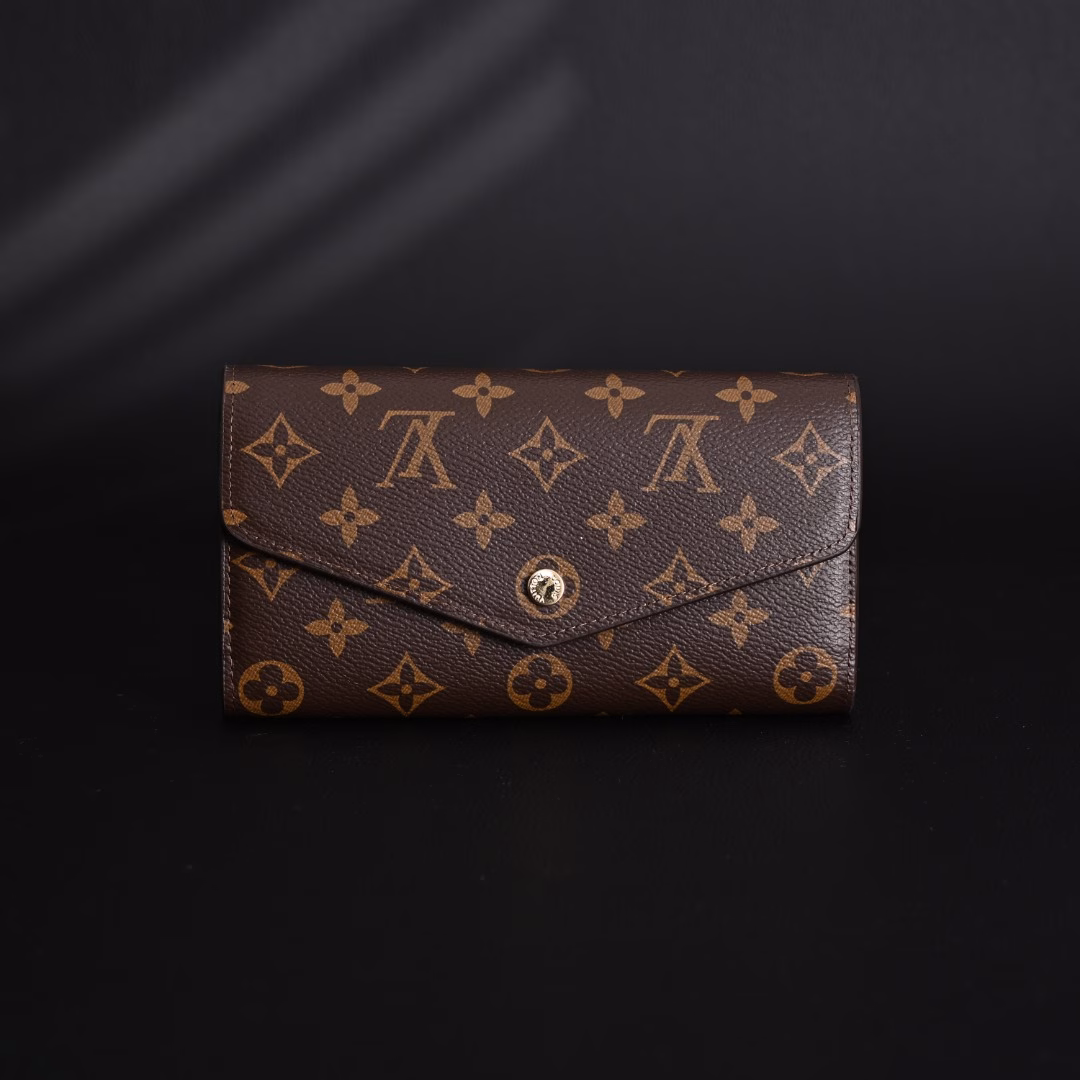 LOUIS VUITTON LV Sarah Bean Wallet Long Envelope Flap Wallet Women's M60531As one of Louis Vuitton's classic designs, the Sarah wallet combines Monogram canvas with grained leather lining to reproduce the elegance of the envelope design. The spacious interior has 2 large compartments, a central zippered coin pocket and multiple card slots. It can safely store multiple daily necessities. Monogram coated canvas-grained cow leather lining-metal parts-snap button closure-2 large accordion compartments-zippered coin pocket-inner patch pocket-outer patch pocket-16 card slots