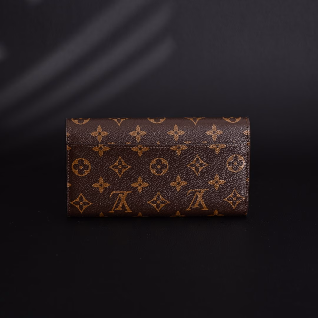 LOUIS VUITTON LV Sarah Bean Wallet Long Envelope Flap Wallet Women's M60531As one of Louis Vuitton's classic designs, the Sarah wallet combines Monogram canvas with grained leather lining to reproduce the elegance of the envelope design. The spacious interior has 2 large compartments, a central zippered coin pocket and multiple card slots. It can safely store multiple daily necessities. Monogram coated canvas-grained cow leather lining-metal parts-snap button closure-2 large accordion compartments-zippered coin pocket-inner patch pocket-outer patch pocket-16 card slots