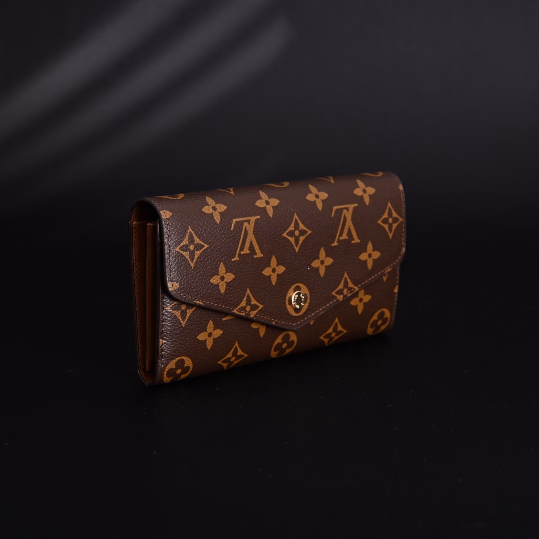 LOUIS VUITTON LV Sarah Bean Wallet Long Envelope Flap Wallet Women's M60531As one of Louis Vuitton's classic designs, the Sarah wallet combines Monogram canvas with grained leather lining to reproduce the elegance of the envelope design. The spacious interior has 2 large compartments, a central zippered coin pocket and multiple card slots. It can safely store multiple daily necessities. Monogram coated canvas-grained cow leather lining-metal parts-snap button closure-2 large accordion compartments-zippered coin pocket-inner patch pocket-outer patch pocket-16 card slots