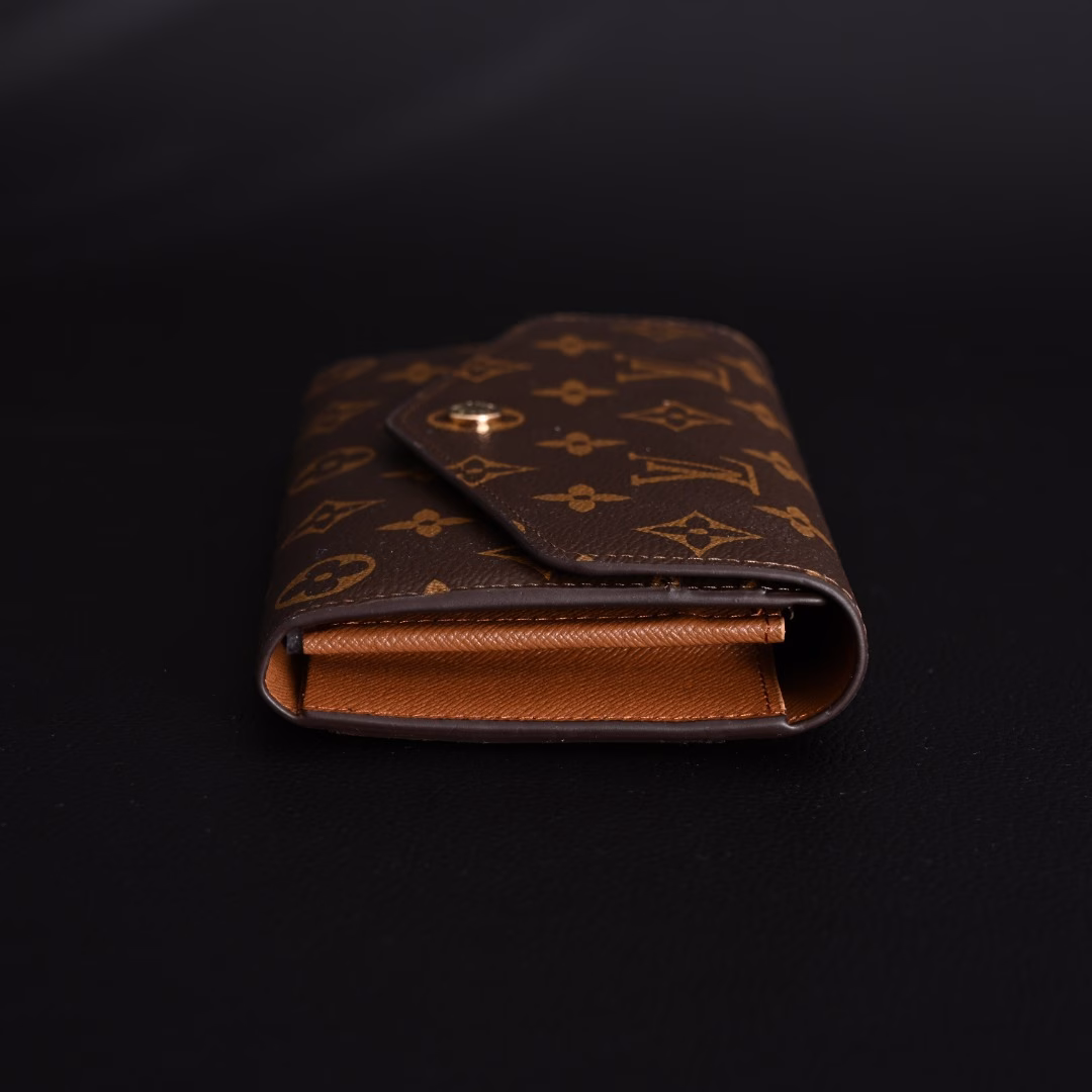 LOUIS VUITTON LV Sarah Bean Wallet Long Envelope Flap Wallet Women's M60531As one of Louis Vuitton's classic designs, the Sarah wallet combines Monogram canvas with grained leather lining to reproduce the elegance of the envelope design. The spacious interior has 2 large compartments, a central zippered coin pocket and multiple card slots. It can safely store multiple daily necessities. Monogram coated canvas-grained cow leather lining-metal parts-snap button closure-2 large accordion compartments-zippered coin pocket-inner patch pocket-outer patch pocket-16 card slots