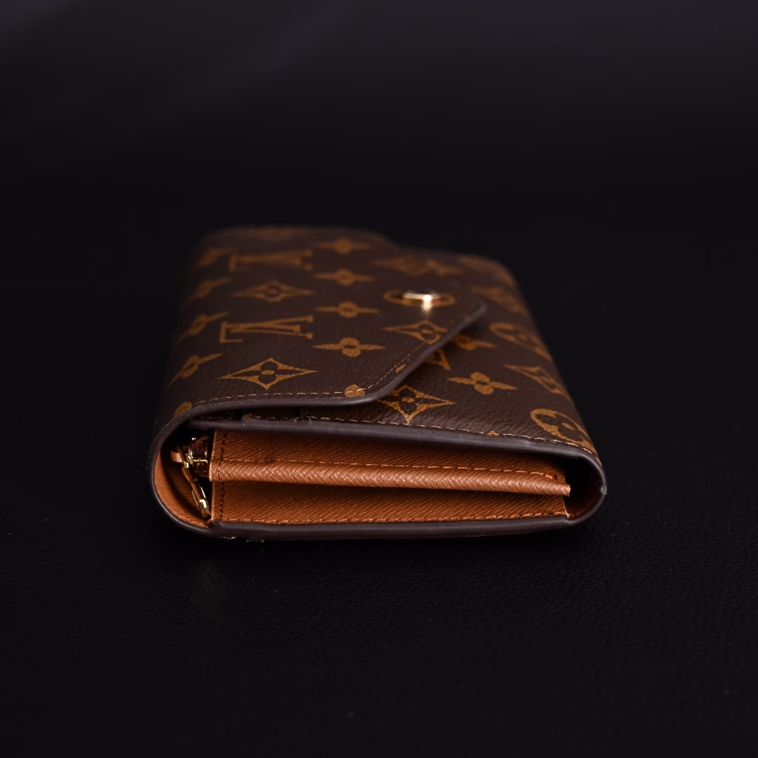 LOUIS VUITTON LV Sarah Bean Wallet Long Envelope Flap Wallet Women's M60531As one of Louis Vuitton's classic designs, the Sarah wallet combines Monogram canvas with grained leather lining to reproduce the elegance of the envelope design. The spacious interior has 2 large compartments, a central zippered coin pocket and multiple card slots. It can safely store multiple daily necessities. Monogram coated canvas-grained cow leather lining-metal parts-snap button closure-2 large accordion compartments-zippered coin pocket-inner patch pocket-outer patch pocket-16 card slots