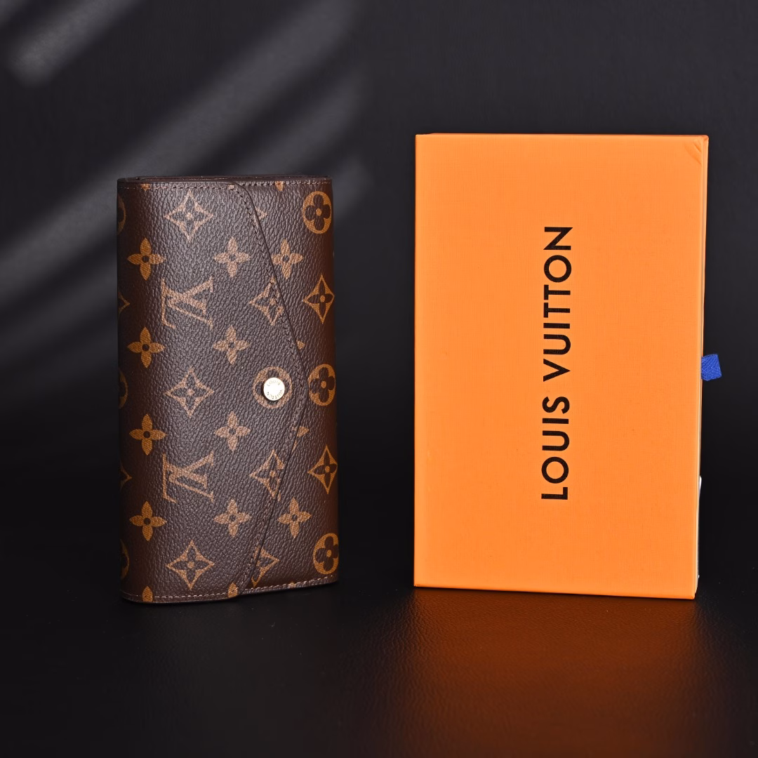LOUIS VUITTON LV Sarah Bean Wallet Long Envelope Flap Wallet Women's M60531As one of Louis Vuitton's classic designs, the Sarah wallet combines Monogram canvas with grained leather lining to reproduce the elegance of the envelope design. The spacious interior has 2 large compartments, a central zippered coin pocket and multiple card slots. It can safely store multiple daily necessities. Monogram coated canvas-grained cow leather lining-metal parts-snap button closure-2 large accordion compartments-zippered coin pocket-inner patch pocket-outer patch pocket-16 card slots