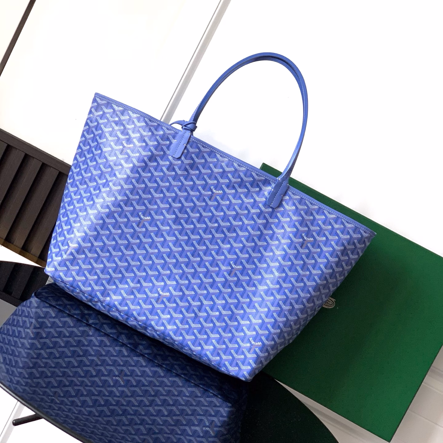 In this 2025 limited edition, the SAINT LOUIS Large Bag is available in two unique GOYARDINE canvas colors inspired by the vibrant tones of linen flowers: iris purple and rose pink. The floral pattern on the inside of the canvas is inspired by the herbariums of the past, further highlighting the double-sided use of the original SAINT LOUIS design.