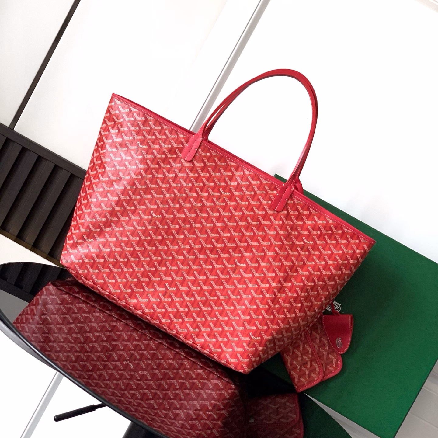In this 2025 limited edition, the SAINT LOUIS Large Bag is available in two unique GOYARDINE canvas colors inspired by the vibrant tones of linen flowers: iris purple and rose pink. The floral pattern on the inside of the canvas is inspired by the herbariums of the past, further highlighting the double-sided use of the original SAINT LOUIS design.