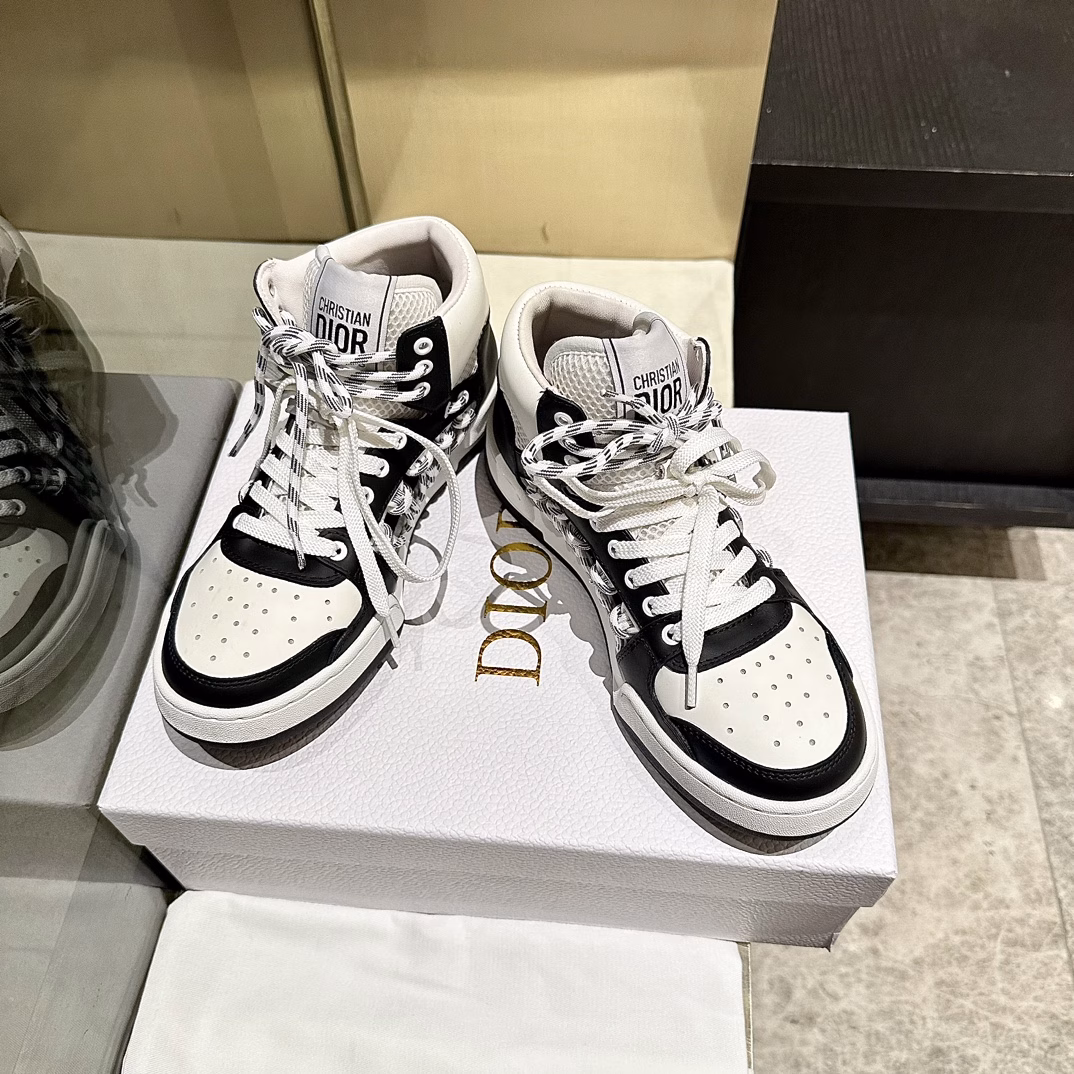 New to the 2025 collection, this Dior C'est sneaker is a bold and stylish statement. Carefully crafted, the cutout design on the side of the upper is super stylish, and the details add a touch of elegance. The lightweight two-tone sole is extremely comfortable and sports-inspired. It will add a stylish touch to any casual look.The tongue and sole are decorated with the Christian Paris logo, and the cowhide and cowhide design style