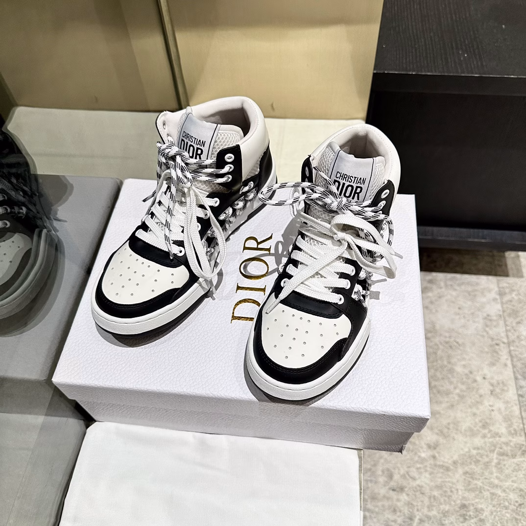 New to the 2025 collection, this Dior C'est sneaker is a bold and stylish statement. Carefully crafted, the cutout design on the side of the upper is super stylish, and the details add a touch of elegance. The lightweight two-tone sole is extremely comfortable and sports-inspired. It will add a stylish touch to any casual look.The tongue and sole are decorated with the Christian Paris logo, and the cowhide and cowhide design style