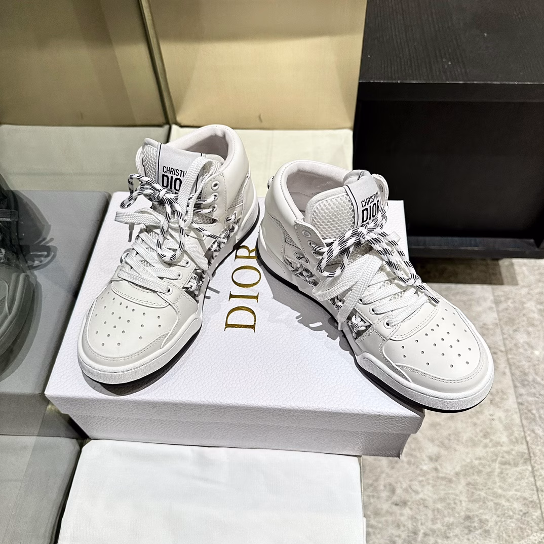 New to the 2025 collection, this Dior C'est sneaker is a bold and stylish statement. Carefully crafted, the cutout design on the side of the upper is super stylish, and the details add a touch of elegance. The lightweight two-tone sole is extremely comfortable and sports-inspired. It will add a stylish touch to any casual look.The tongue and sole are decorated with the Christian Paris logo, and the cowhide and cowhide design style