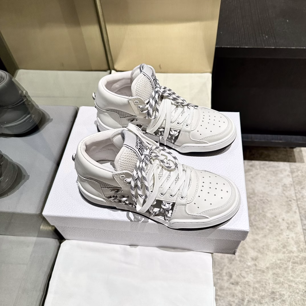 New to the 2025 collection, this Dior C'est sneaker is a bold and stylish statement. Carefully crafted, the cutout design on the side of the upper is super stylish, and the details add a touch of elegance. The lightweight two-tone sole is extremely comfortable and sports-inspired. It will add a stylish touch to any casual look.The tongue and sole are decorated with the Christian Paris logo, and the cowhide and cowhide design style