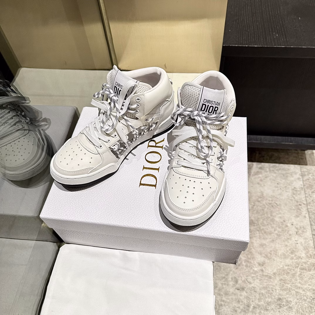 New to the 2025 collection, this Dior C'est sneaker is a bold and stylish statement. Carefully crafted, the cutout design on the side of the upper is super stylish, and the details add a touch of elegance. The lightweight two-tone sole is extremely comfortable and sports-inspired. It will add a stylish touch to any casual look.The tongue and sole are decorated with the Christian Paris logo, and the cowhide and cowhide design style