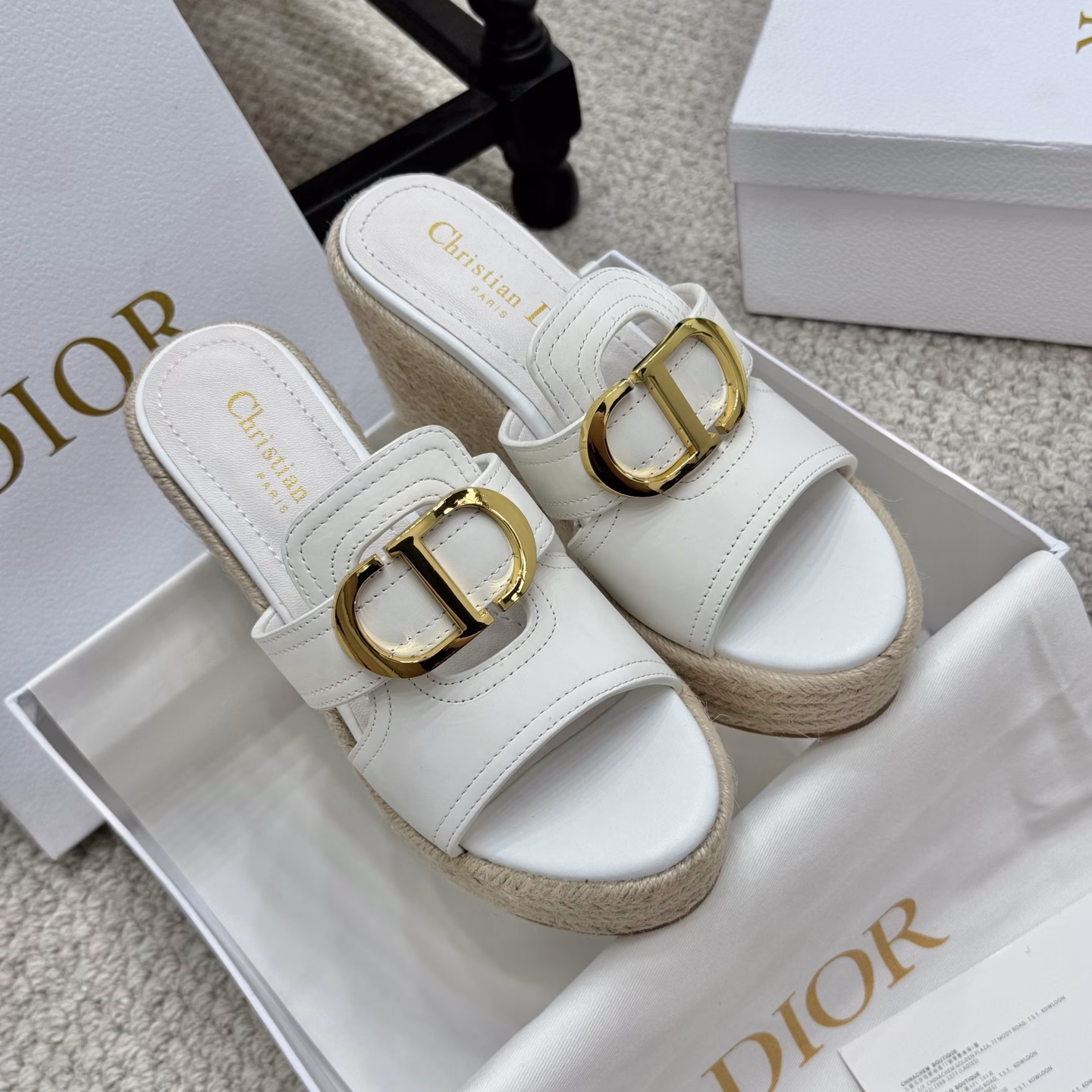 Dior 25ss summer high version new sandals.Simple and versatile. Perfect and luxurious on the feet, can be matched with any spring and summer clothing. The foot feels even more comfortable! The material is a perfect replica of the original. The original version is disassembled and molded